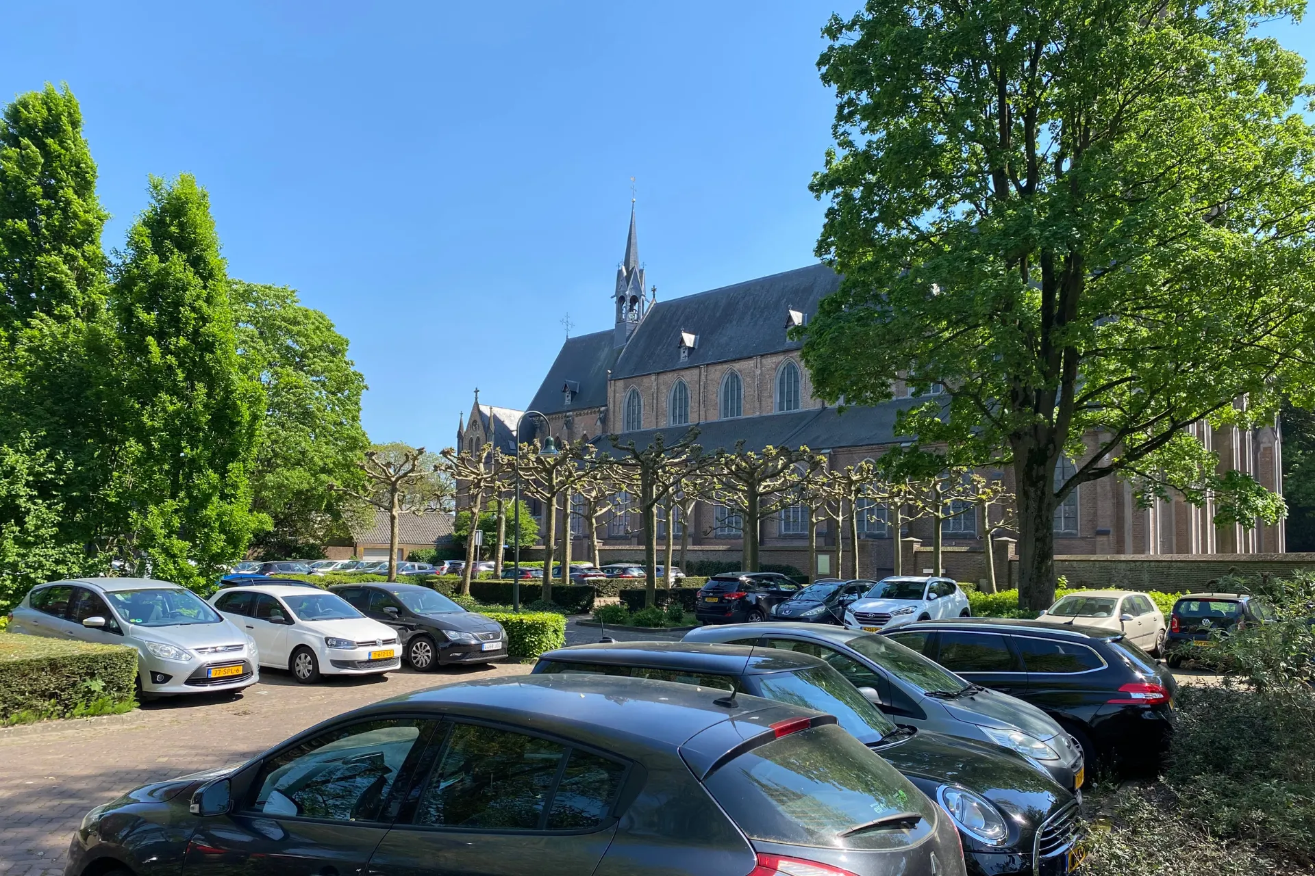 Parkeerplaats Hofgoed in Gemert, omringd door groene bomen en gelegen in een rustige omgeving.