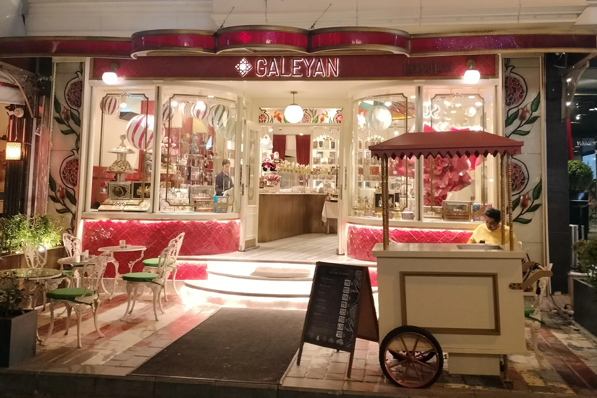 Turkije- Istanbul- snoepwinkeltje bij nacht met rood en witte kleuren ouderwetse maar super nette uitstraling