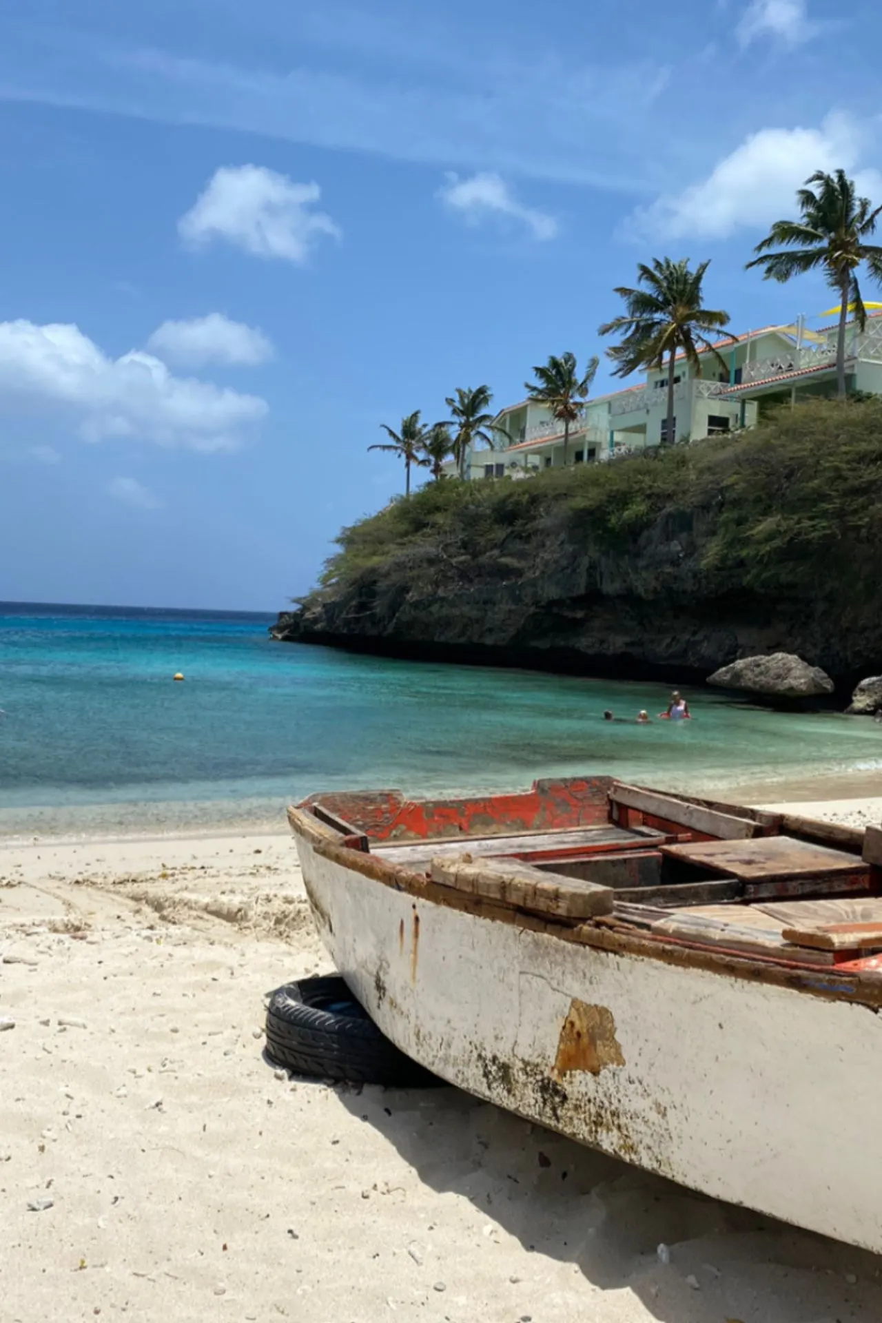 Strand op Curaçao met houten boot en helder turquoise zee