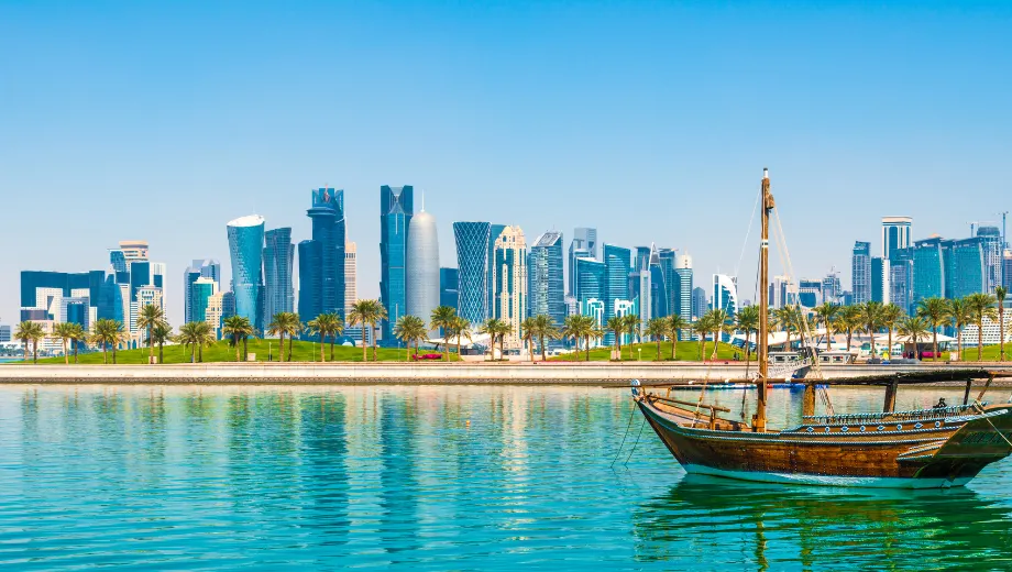 Qatar - Doha 
Doha is een stad die moderniteit en traditie prachtig combineert. Je kunt wandelen langs glimmende wolkenkrabbers en een paar straten verderop de authentieke souqs bezoeken. Wat me direct opvalt, is hoe schoon en veilig de stad is. Elke wijk heeft zijn eigen charme, en Doha biedt voor elk type reiziger wel iets. 's Avonds komt de stad echt tot leven, en de gezellige sfeer maakt het een plek waar je graag wilt zijn.