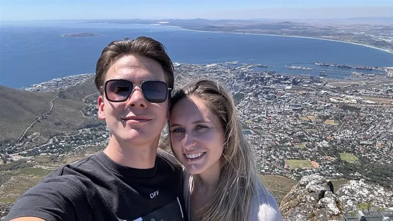 Selfie genomen op een adembenemende berg in Zuid-Afrika, met een panoramisch uitzicht over de uitgestrekte natuur.