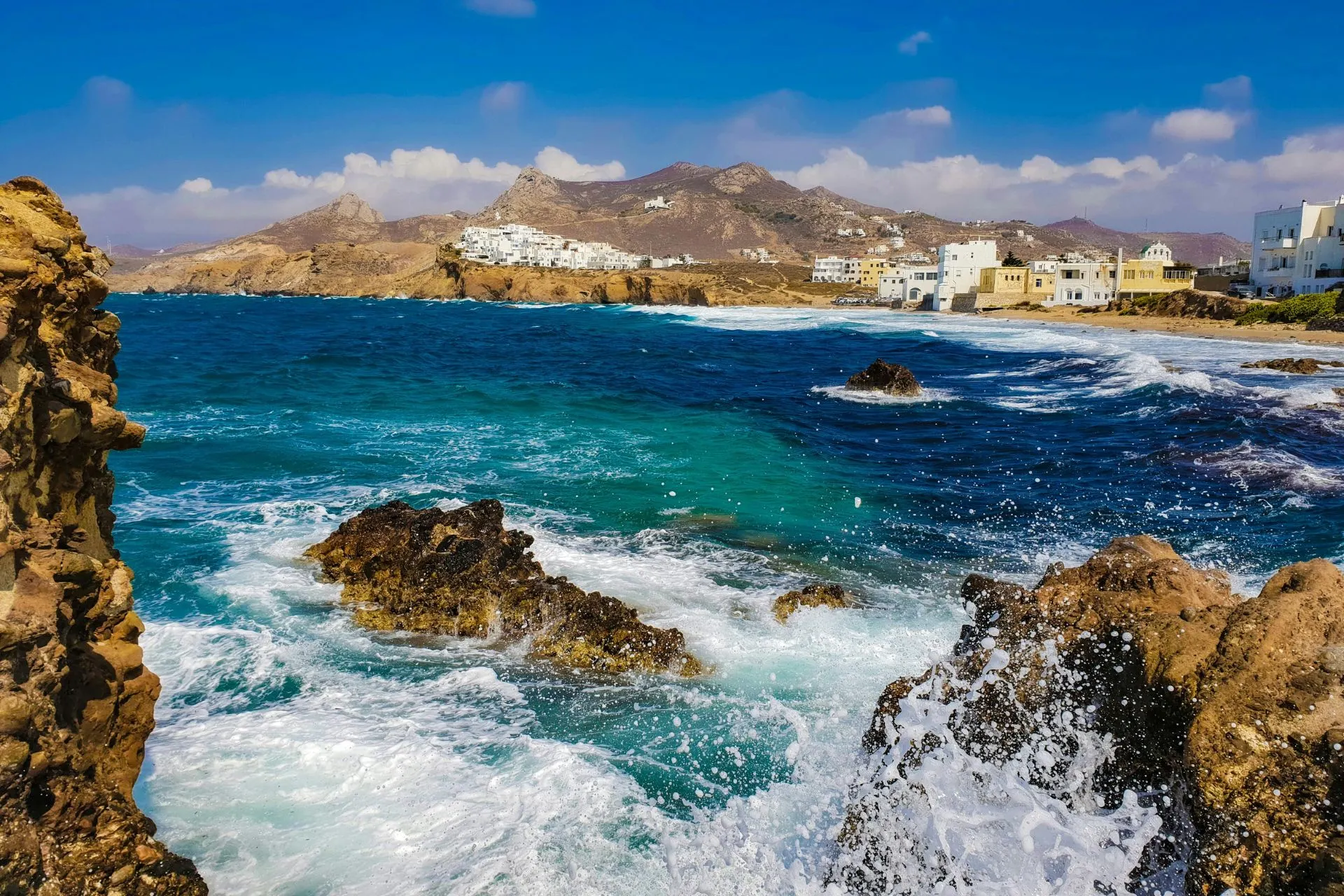 Rotsachtige kustlijn met helderblauwe zee op Naxos, een Grieks eiland zonder directe vlucht