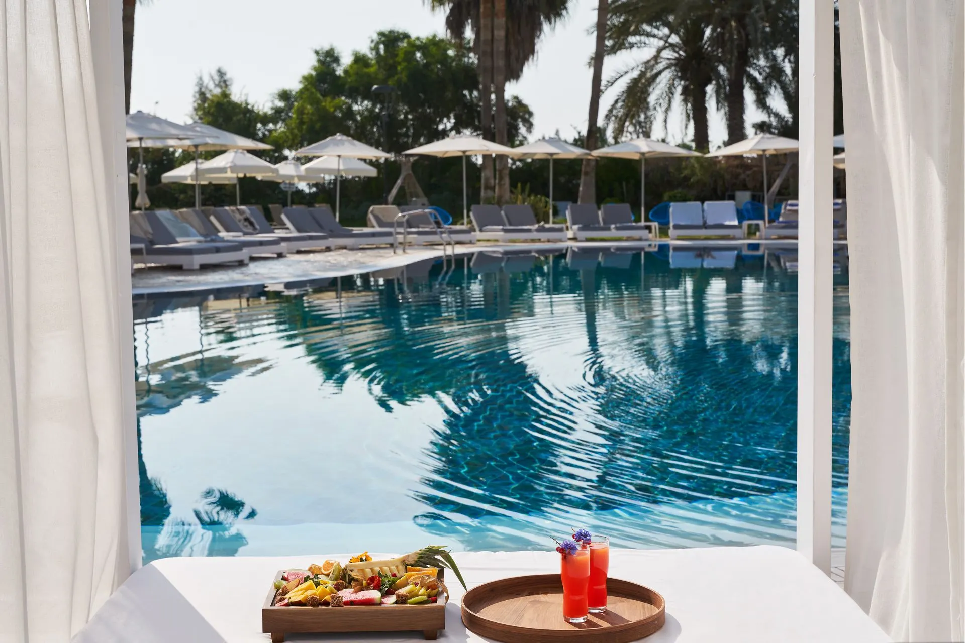 Avontuurlijk klimpark en brug bij een kindvriendelijk Atlantica hotel - Houten brug met uitzicht op een klimpark en decoratief themadorp in een resort