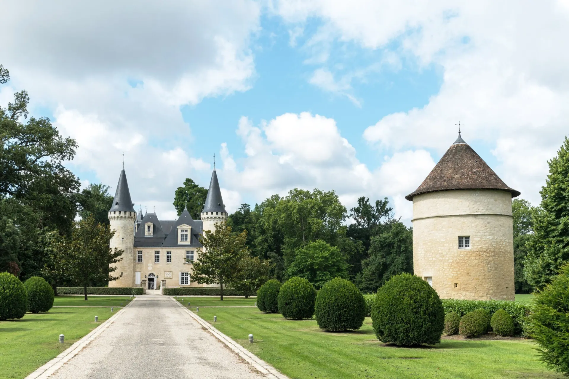 Activiteit aan wal tijdens Emerald Cruises met uitzicht op een kasteel in Frankrijk, te zien is een lange oprijlaan, een kasteeltoren en weelderig groen rondom.