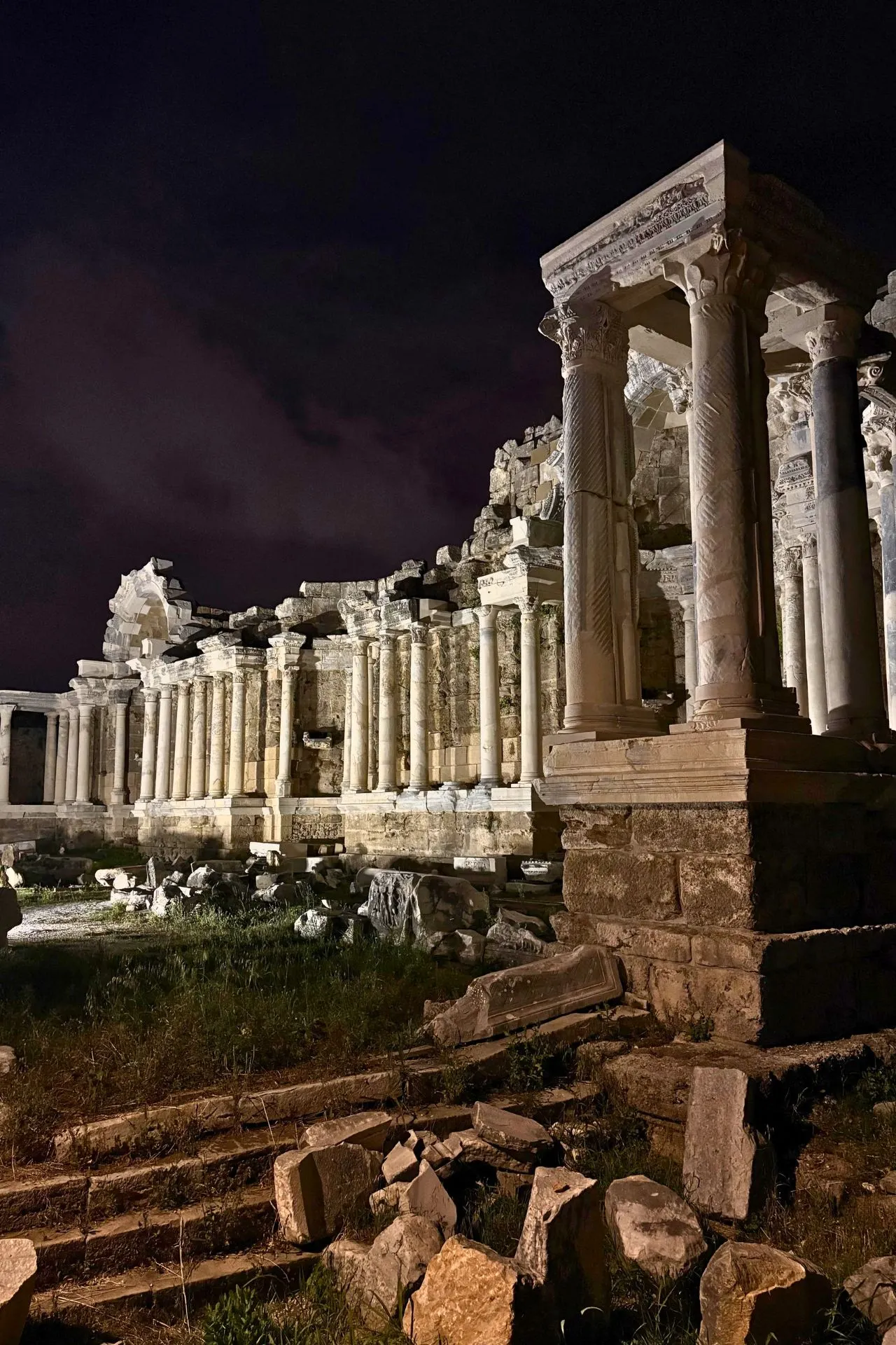 De indrukwekkende Tempel van Apollo in Side, sfeervol verlicht tijdens de avonduren. Deze eeuwenoude Romeinse ruïne is een van de bekendste bezienswaardigheden aan de Turkse Rivièra. Een bezoek aan de historische oude stad van Side mag niet ontbreken tijdens een vakantie in Turkije.

