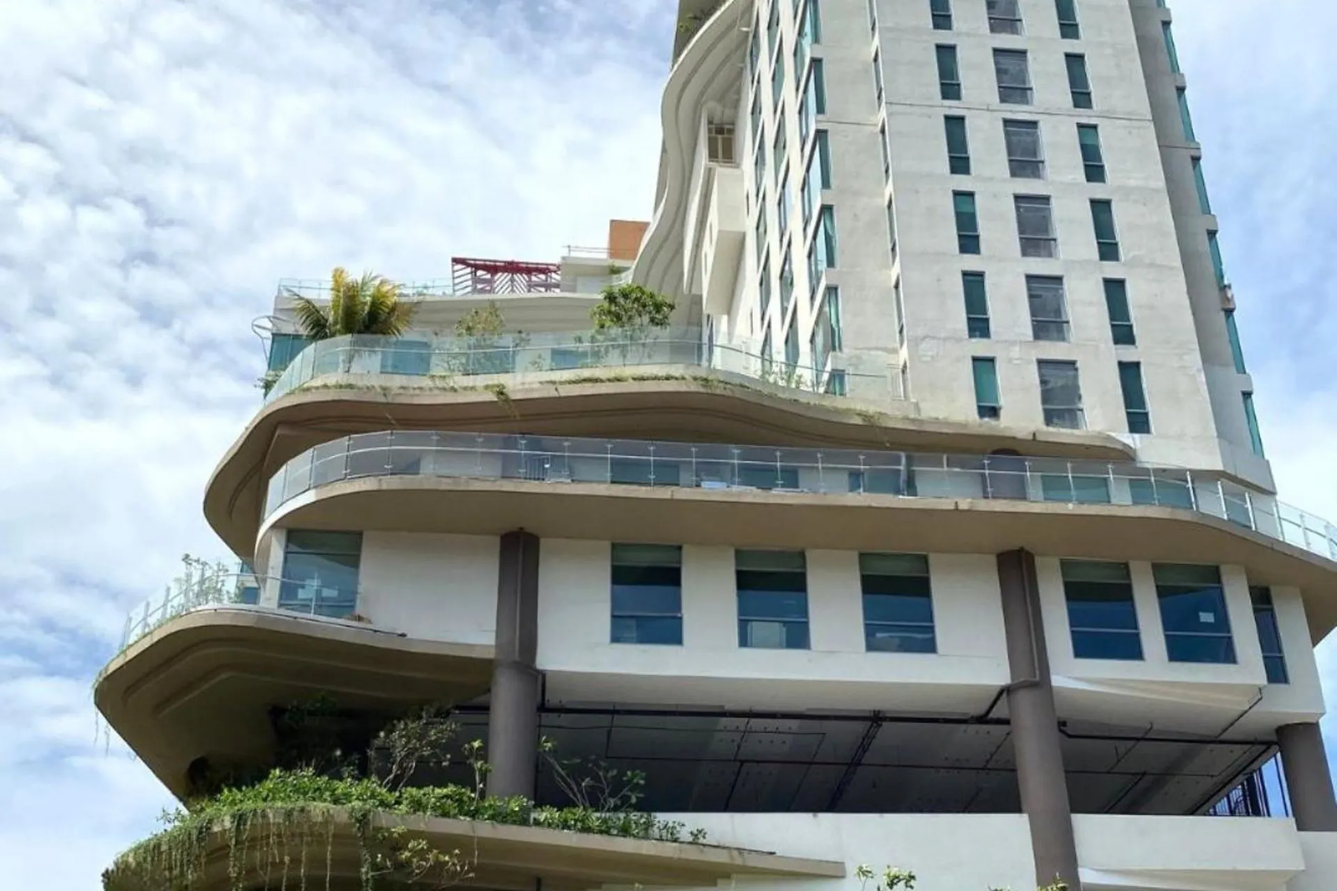 Modern hotelgebouw van Kandy Myst by Cinnamon met opvallende ronde terrassen vol groen, hoge glazen balustrades en een verticale opbouw met uitzicht over de stad Kandy.