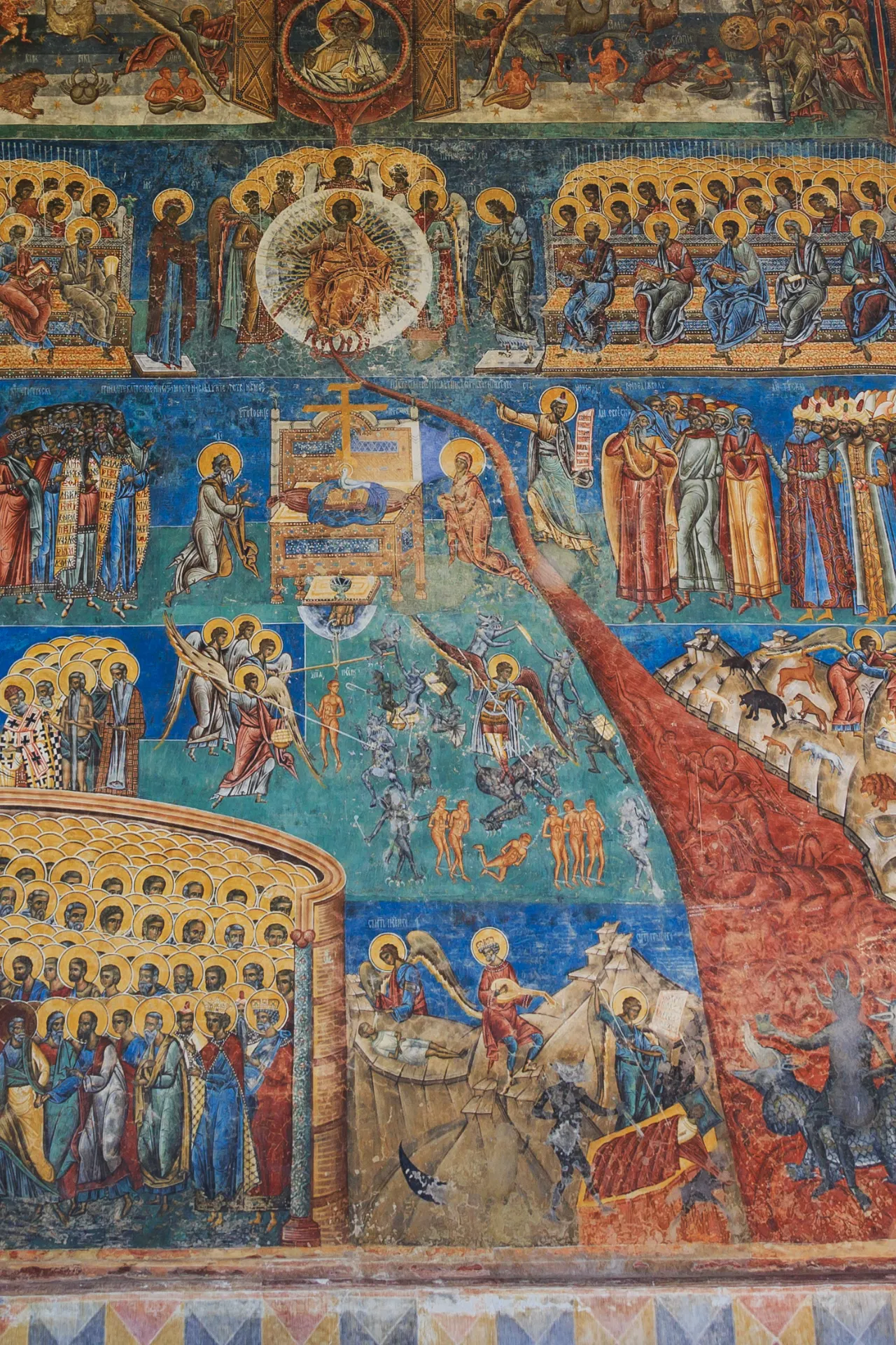 Uniek buitenfresco op een kloostermuur in Bucovina, Roemenië, met kleurrijke religieuze taferelen.