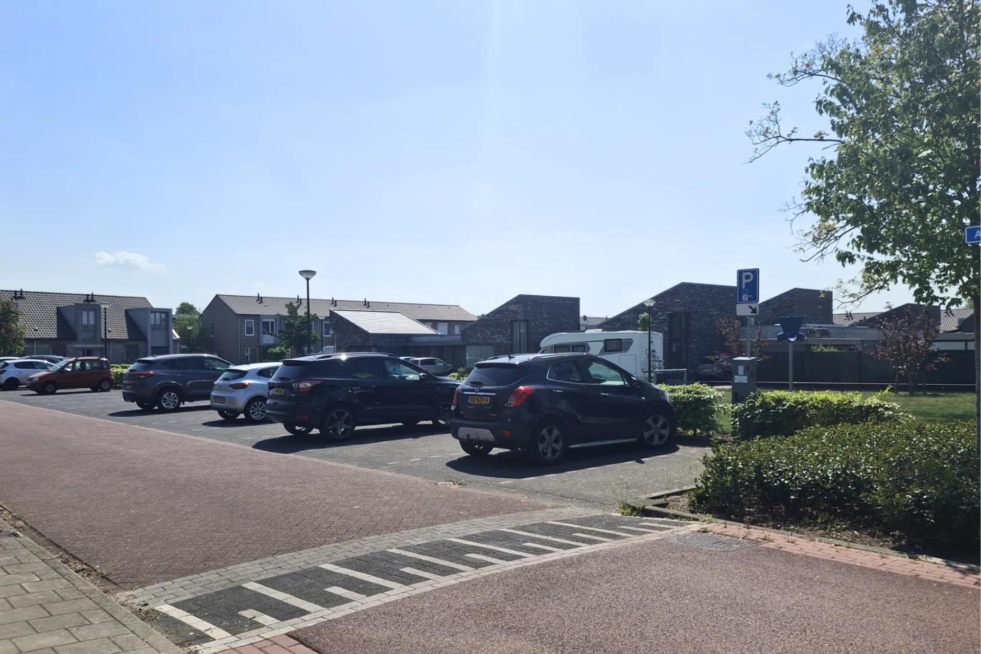 Parkeerplaatsen in de Adriaan Poirtersstraat in Heesch, achter Travelcenter de Wit.