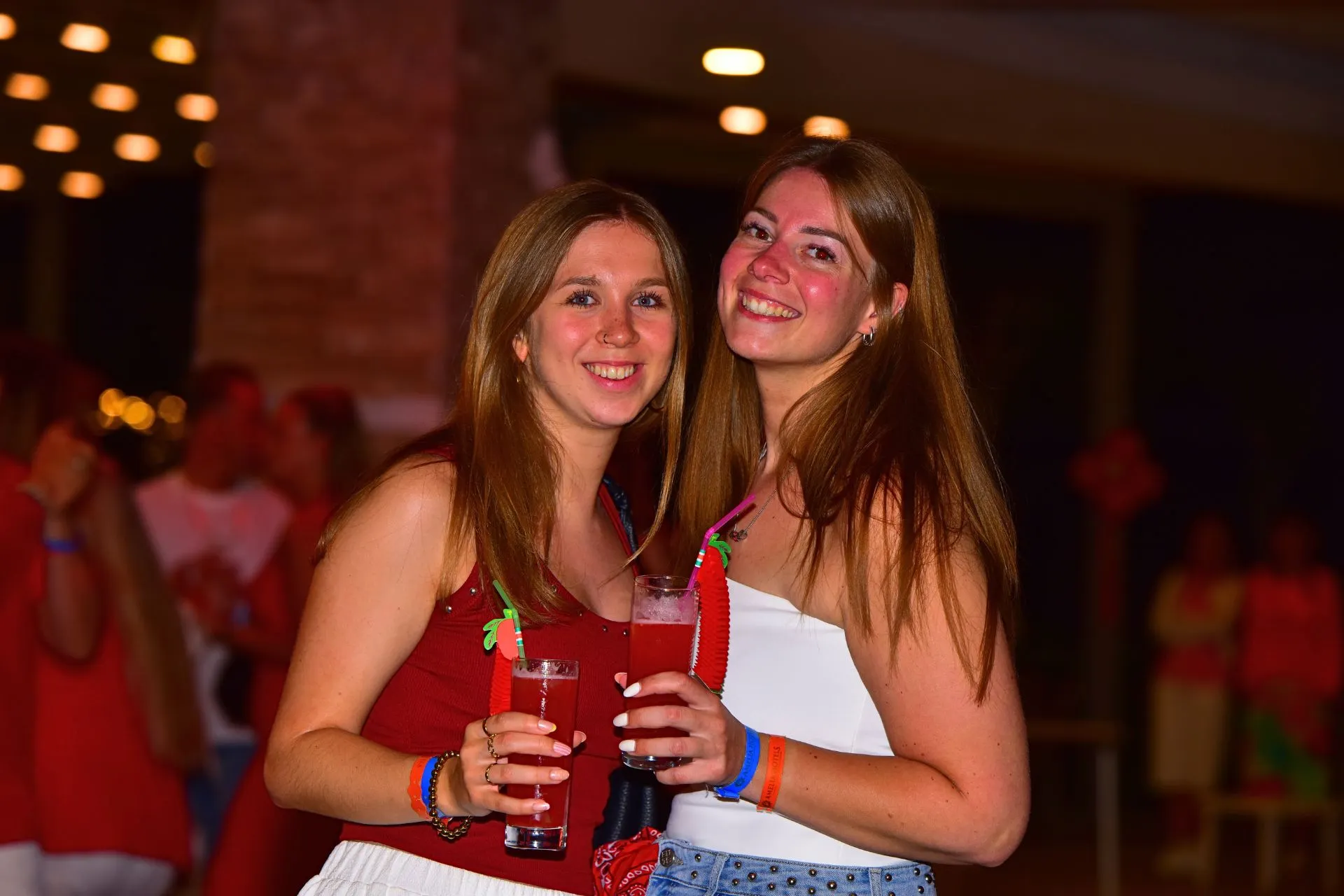 Deelnemers aan de artiestenreis genieten van een gezellige feestavond in Sunmelia Beach Resort in Turkije. Met kleurrijke drankjes, sfeervolle verlichting en entertainment op de achtergrond staat deze avond in het teken van samenzijn, muziek en gezelligheid. Een van de vele hoogtepunten van deze groepsreis aan de Turkse Rivièra.
