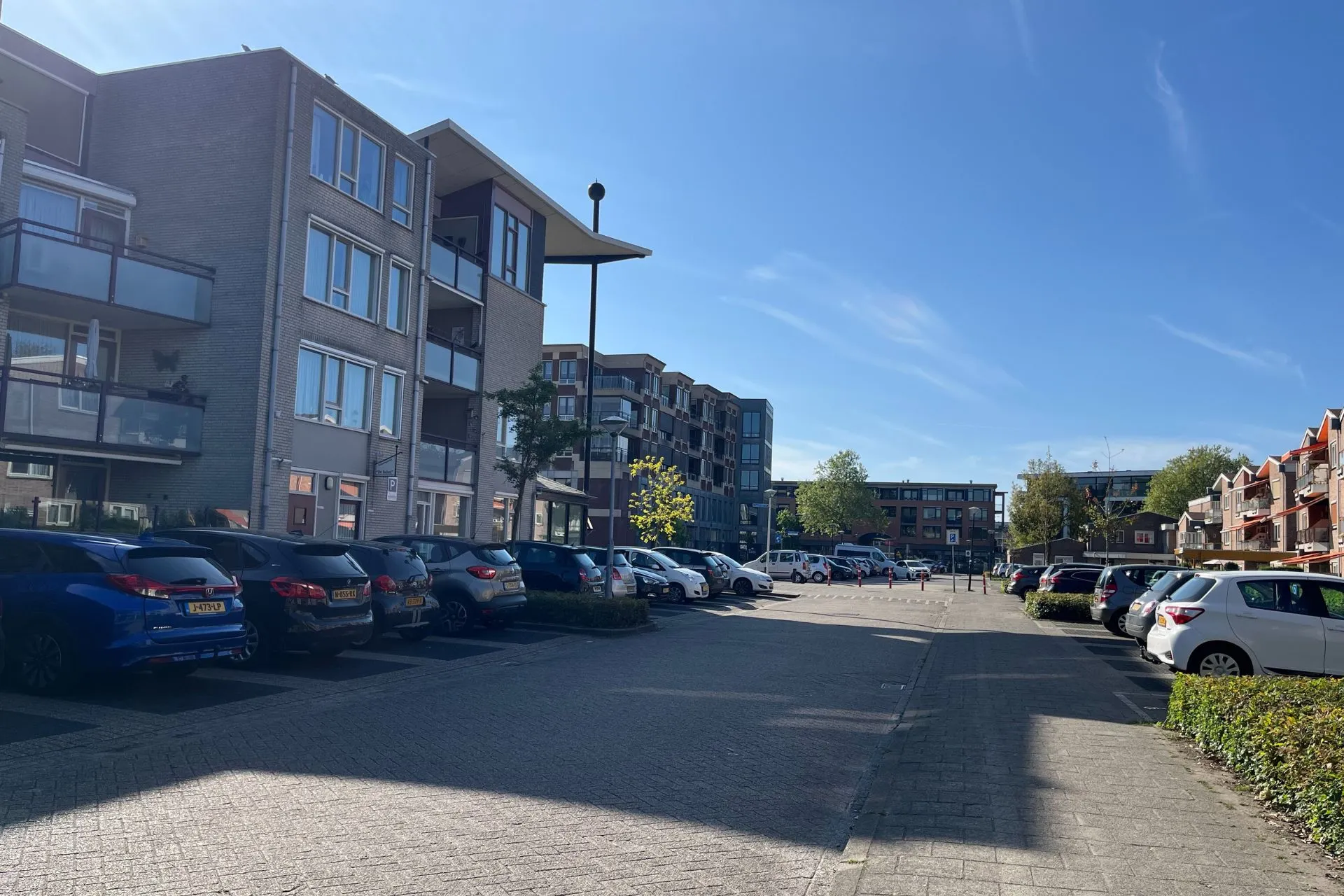 Parkeergelegenheden aan de Odiliastraat in het centrum van Uden, vlakbij Travelcenter de Wit, met zicht op moderne wooncomplexen.