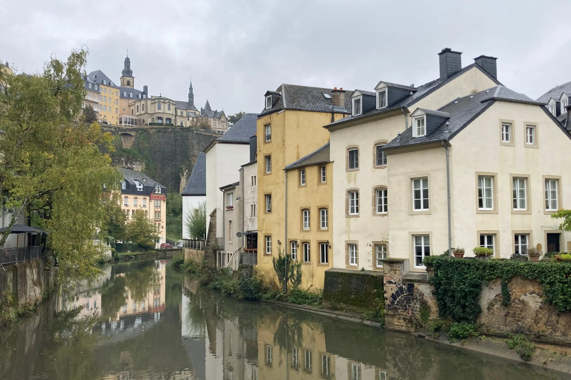 Schilderachtig stadsbeeld van Luxemburg Stad met charmante huisjes en een kabbelend riviertje.
