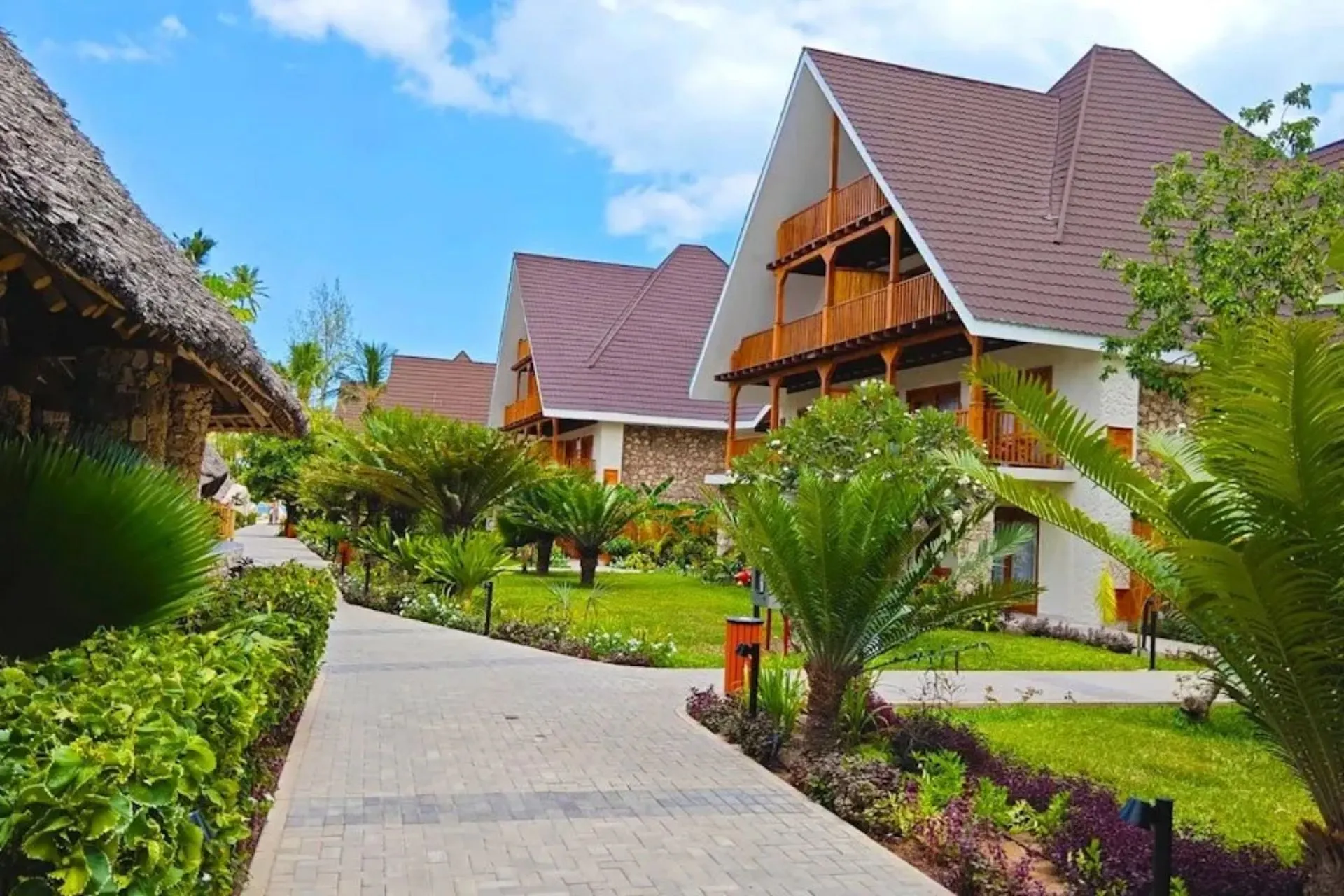 Overzicht van Jaz Amaluna Beach Resort in Uroa Beach op Zanzibar. De sfeervolle gebouwen van koraalsteen liggen midden in een weelderige tropische tuin met palmbomen en wandelpaden. Dit kleinschalige adults only resort staat bekend om zijn elegante uitstraling, rust en luxe faciliteiten.