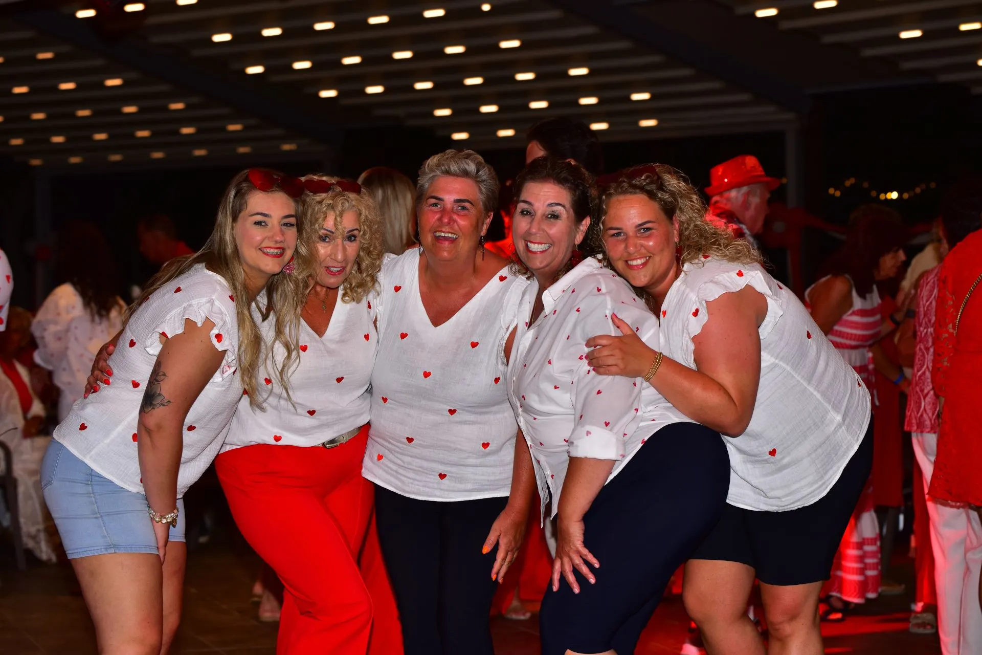 Groep deelnemers tijdens een feestavond van de artiestenreis in Turkije. Reizigers poseren samen op de dansvloer van Sunmelia Beach Resort, terwijl op de achtergrond andere gasten genieten van muziek, entertainment en sfeer. Deze gezellige thema-avond vormde één van de hoogtepunten van een week vol optredens, activiteiten en vakantieplezier aan de Turkse Rivièra.
