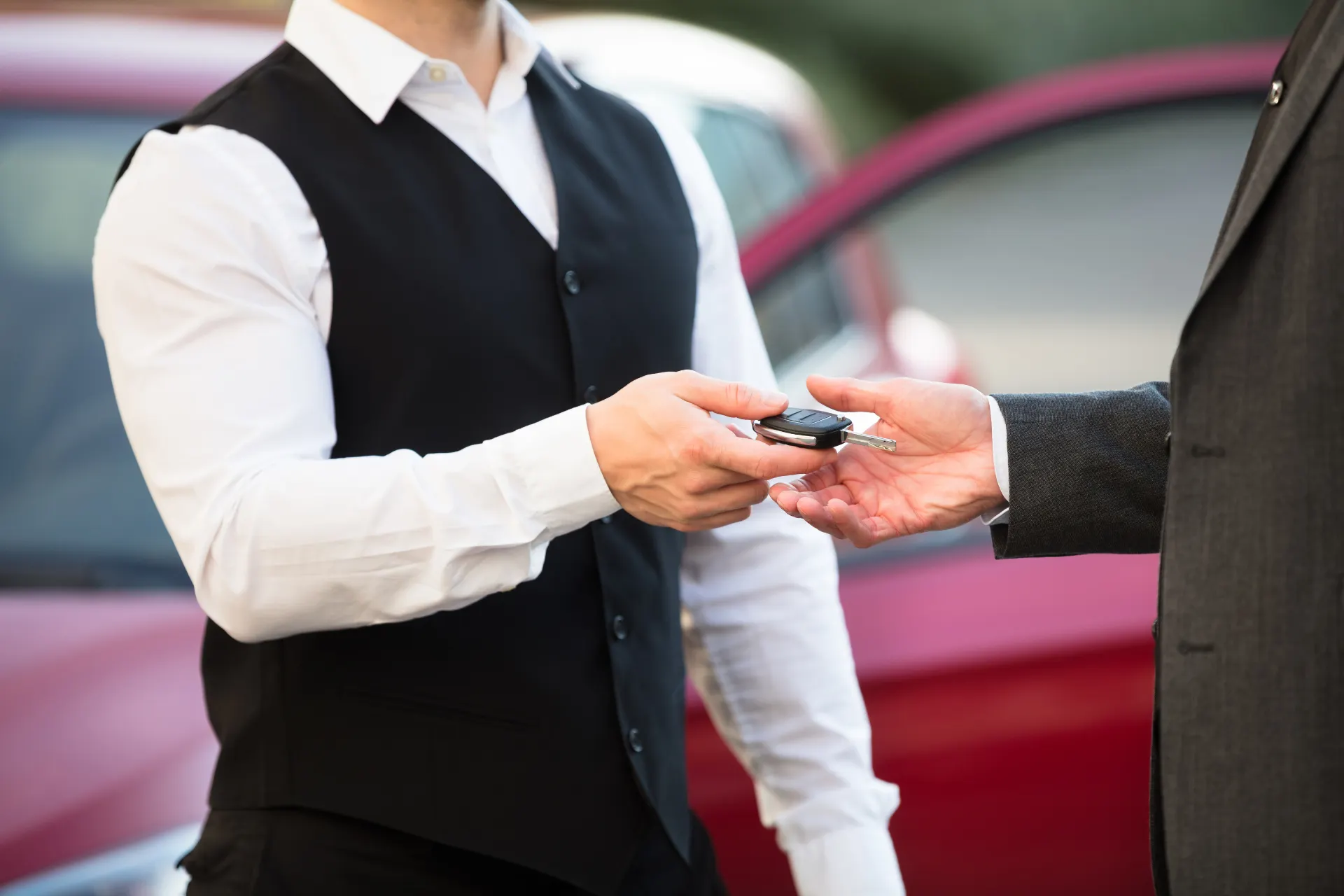 Iemand geeft de autosleutel af voor de valet parking service bij Schiphol. Geniet van gemak en comfort bij je vertrek vanaf Luchthaven Schiphol naar je bestemming Schiphol.