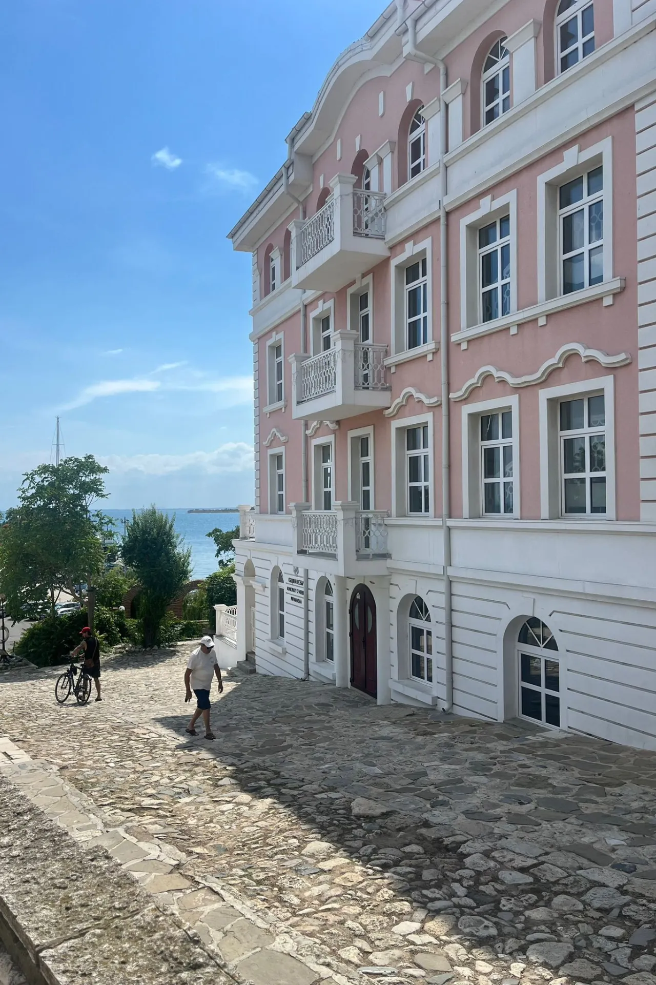 Karakteristieke stenen gebouwen in het historische centrum van Nessebar, Bulgarije.