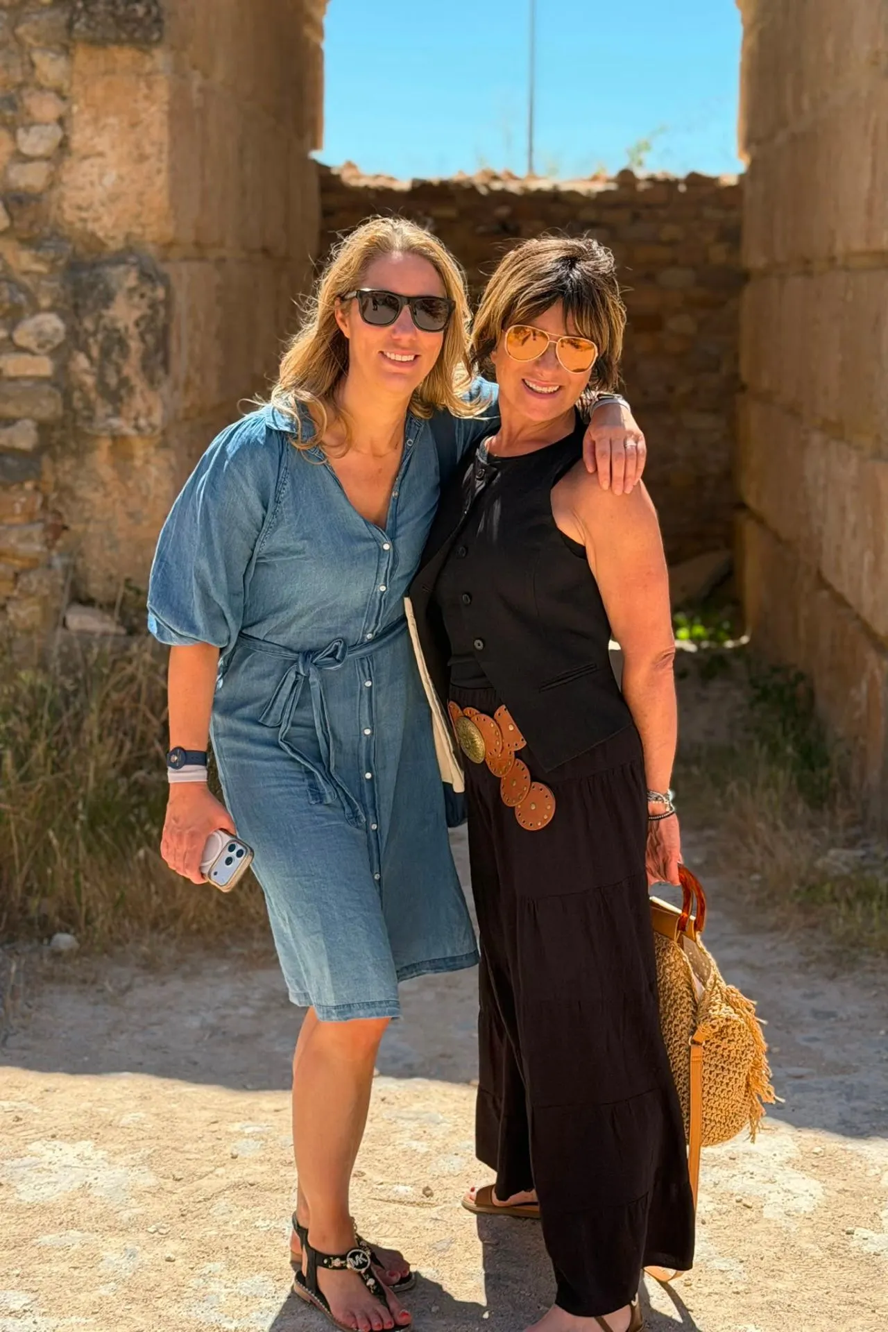 Bezoekers bij de historische ruïnes van Carthago tijdens een excursie vanuit La Goulette in Tunesië
