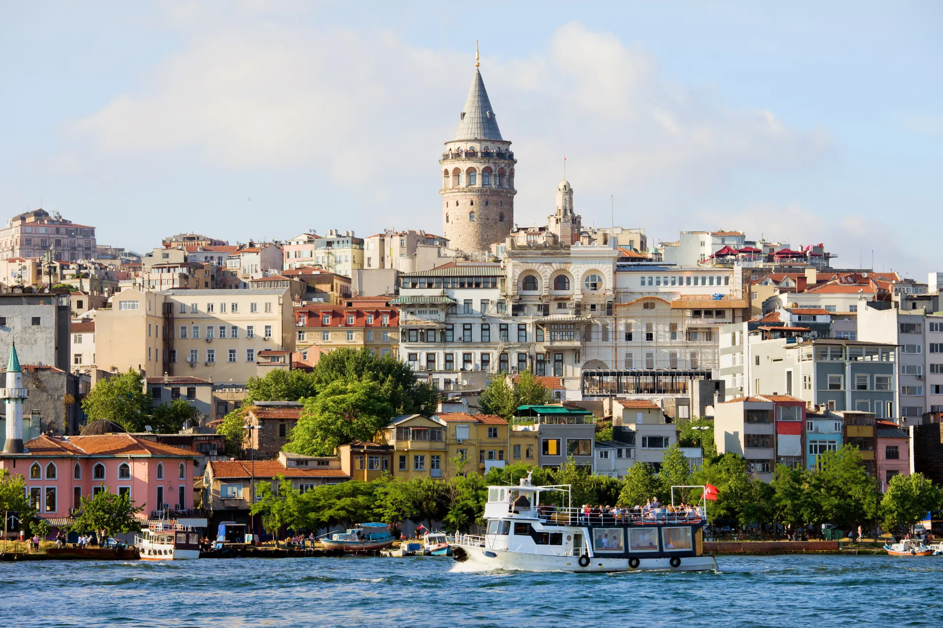 Turkije - Istanbul - Stad 1 uitzicht stad vanaf water met bootje en toren