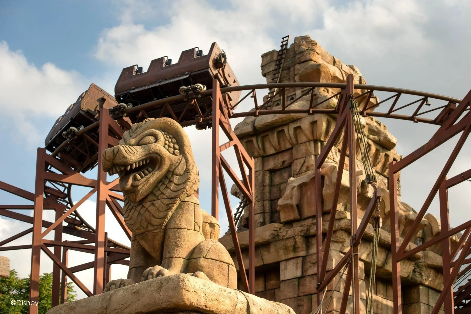 De avontuurlijke achtbaan Indiana Jones and the Temple of Peril in Disneyland Parijs, met een imposante tempelruïne en mystieke standbeelden. Beleef de spanning van deze snelle coaster en ontdek de magie van een vakantie naar Disneyland Parijs. Boek een Disneyland Parijs arrangement met hotel en entree inbegrepen voor een onvergetelijk avontuur!