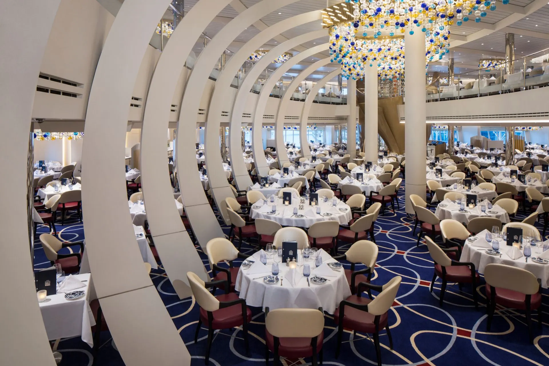 Persoonlijke bediening bij een privé diner op het balkon van een Veranda Suite aan boord van een Holland America Line cruiseschip met uitzicht op zee.