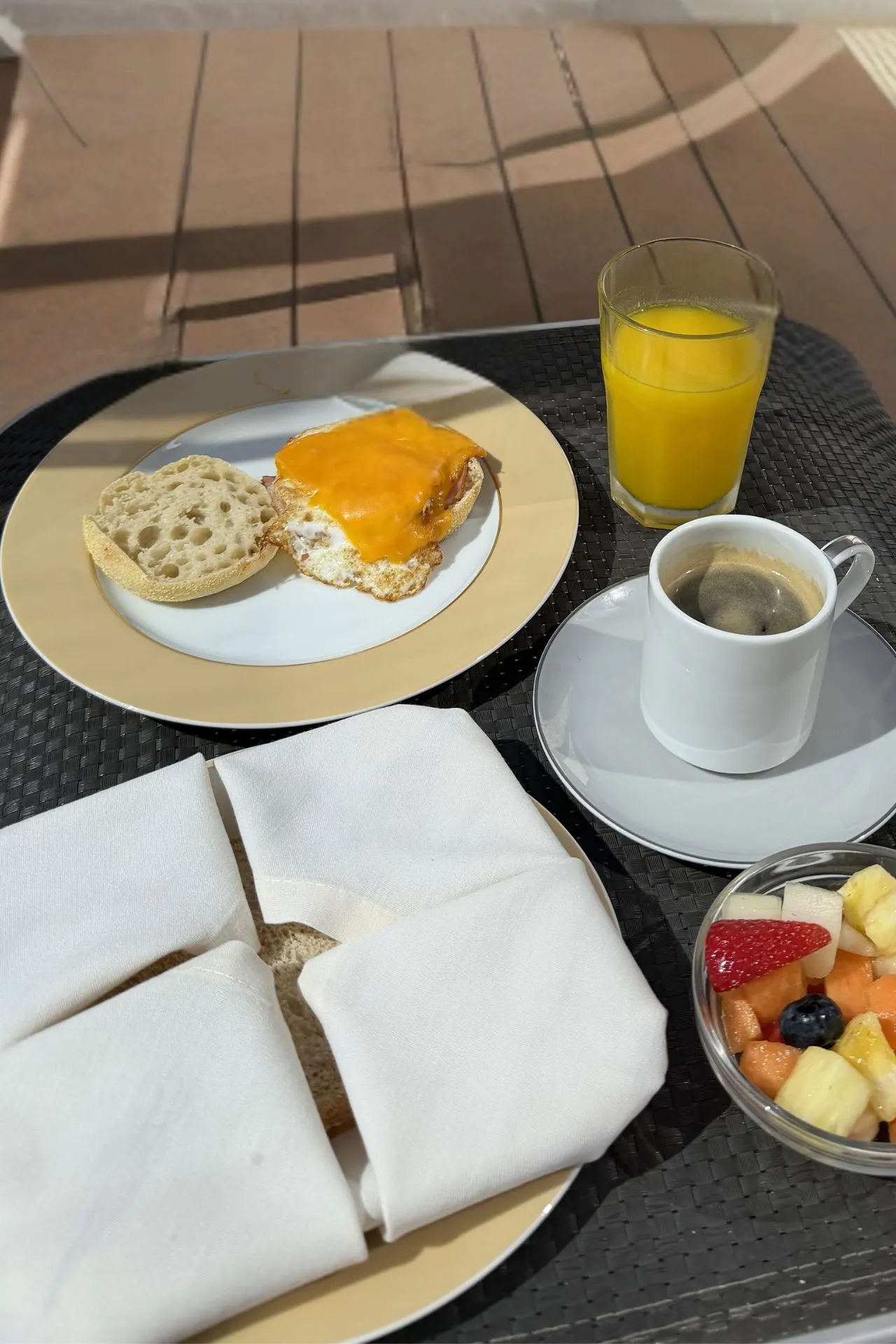 Ontbijt met verse jus d'orange, koffie en broodjes op het zonnedek van de MSC Yacht Club aan boord van MSC Meraviglia