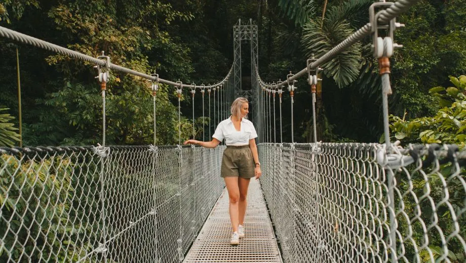 Rochelle Moes op een hangbrug in La Fortuna, Costa Rica.