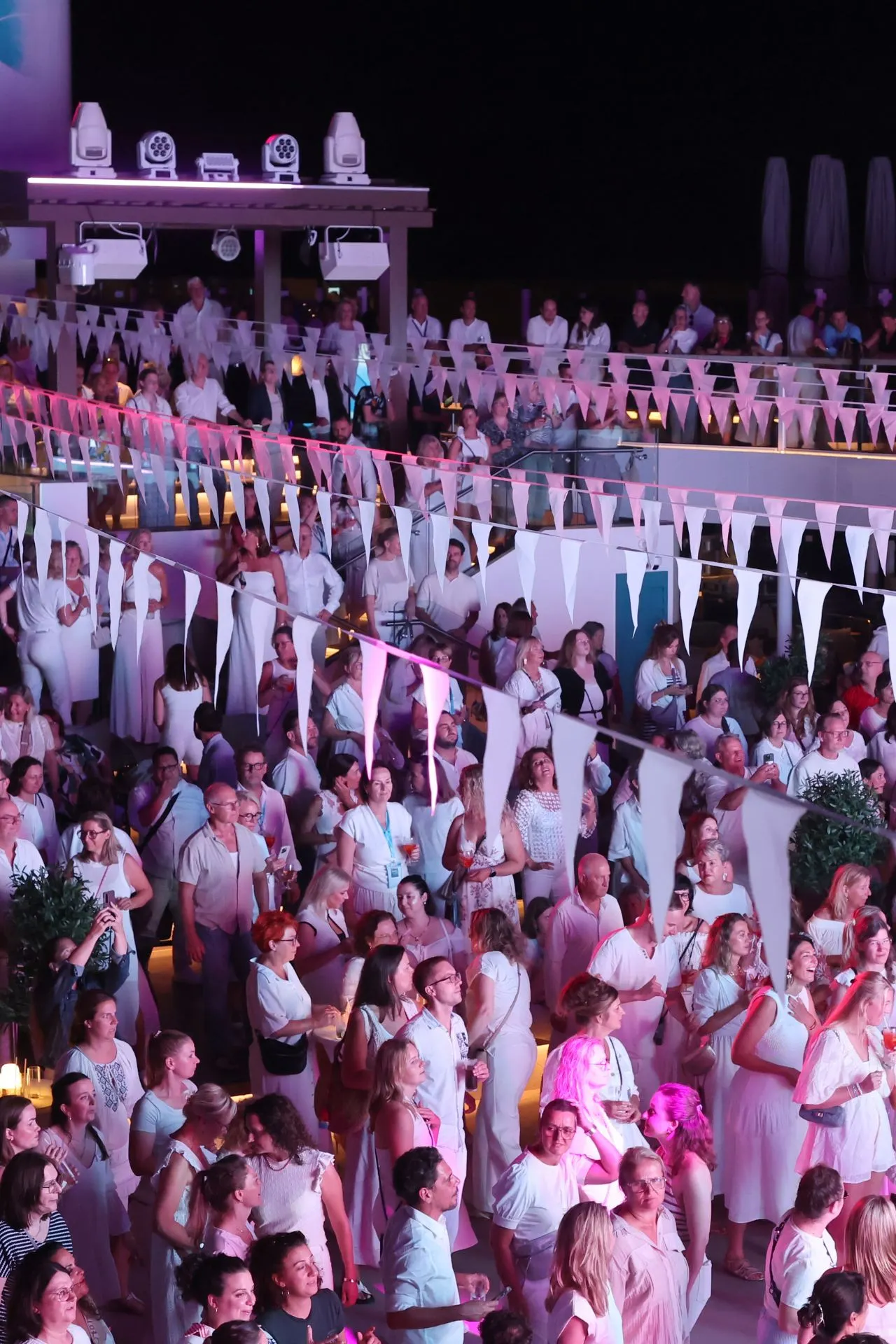 Tijdens de White Party op de Mein Schiff Flow komen honderden gasten samen op het centrale buitendek voor een avond vol muziek, entertainment en gezelligheid. De sfeervolle verlichting, witte decoratie en drukbezochte feestlocatie maken deze thema-avond tot een van de hoogtepunten van de cruise. Een perfecte combinatie van vakantiegevoel, live entertainment en ontmoeten aan boord.