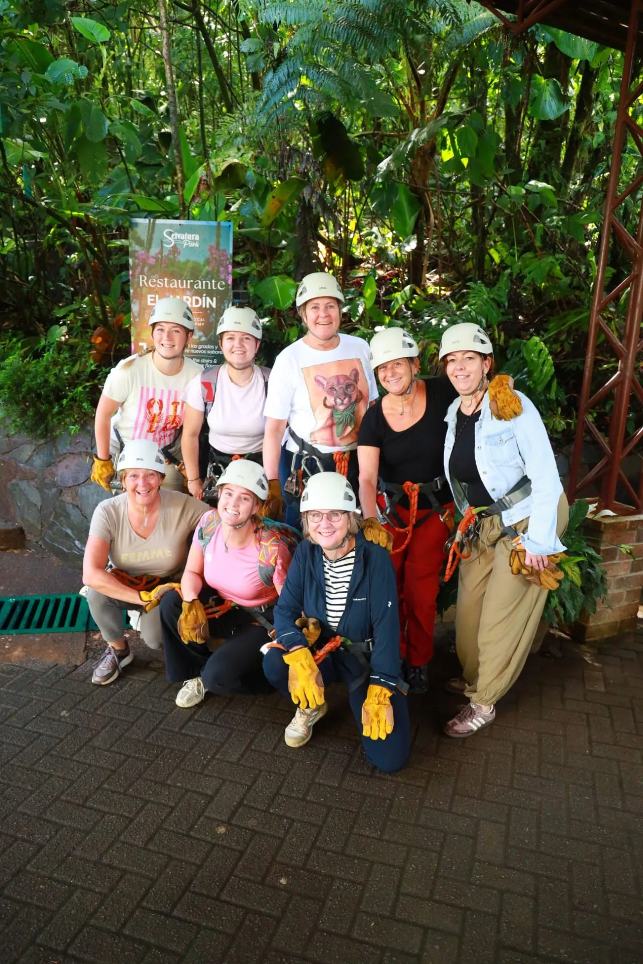 Zipline boven het nevelwoud van Monteverde in Costa Rica. Hoog tussen de boomtoppen zweven bezoekers over het tropische regenwoud en genieten zij van spectaculaire uitzichten op de groene natuur van een van de bekendste natuurgebieden van Costa Rica.