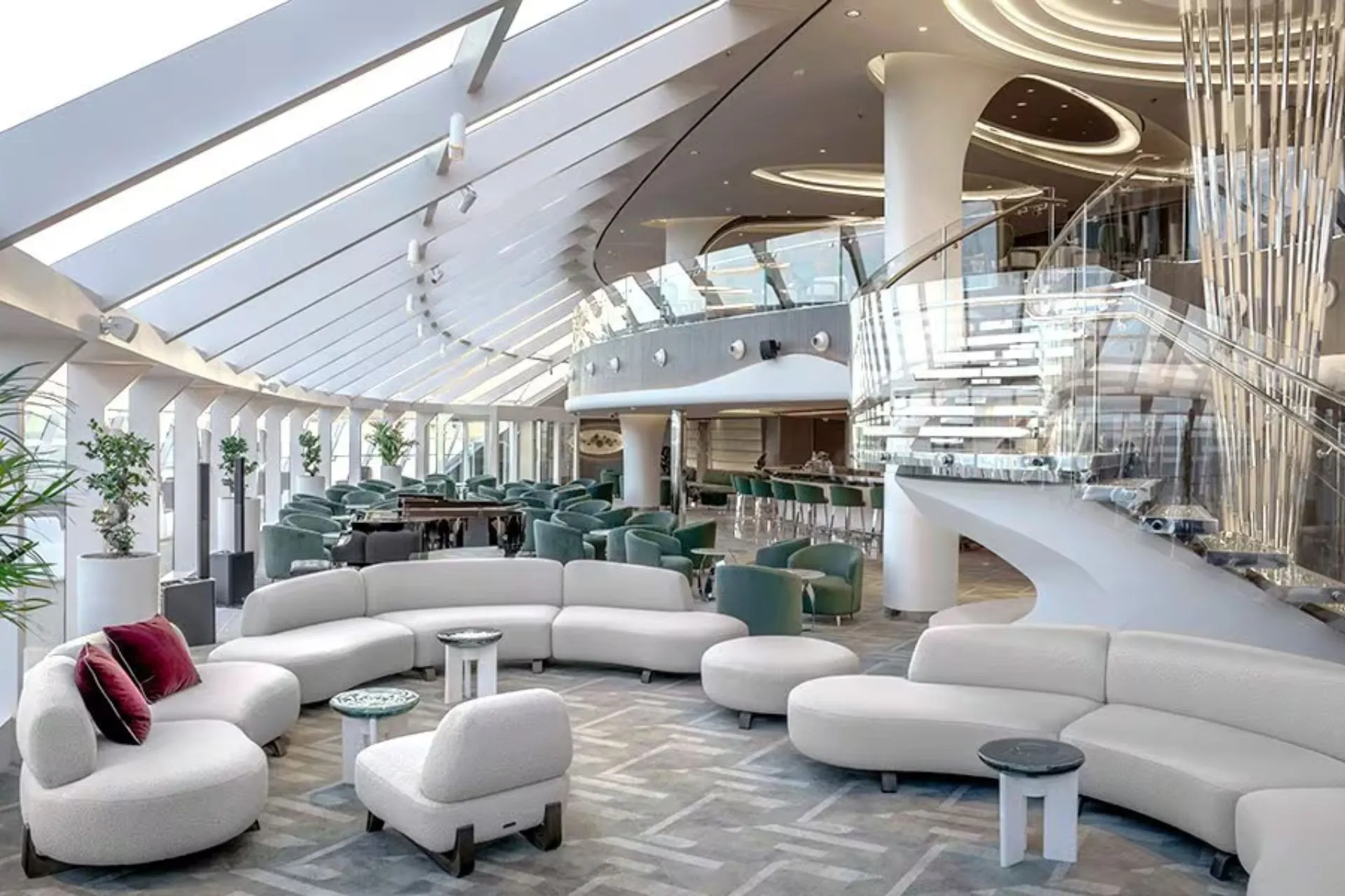 Interieur van een MSC Cruise, luxe en modern ingericht met witte meubels en grote ramen die zorgen voor veel natuurlijk licht.