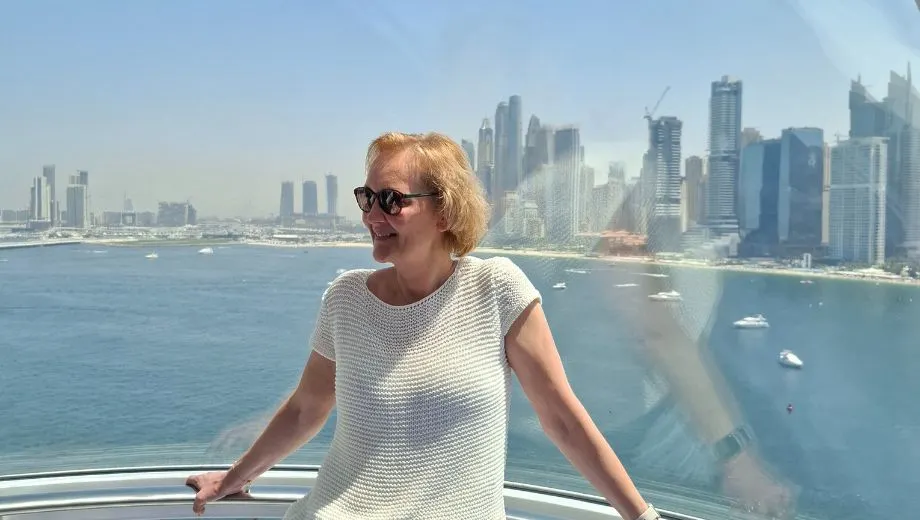 Reisadviseur Astrid op studiereis naar Dubai en Abu Dhabi, met uitzicht op de iconische skyline van Dubai. Een unieke combinatie van cruisevakantie, citytrip en zonvakantie in het Midden-Oosten.
