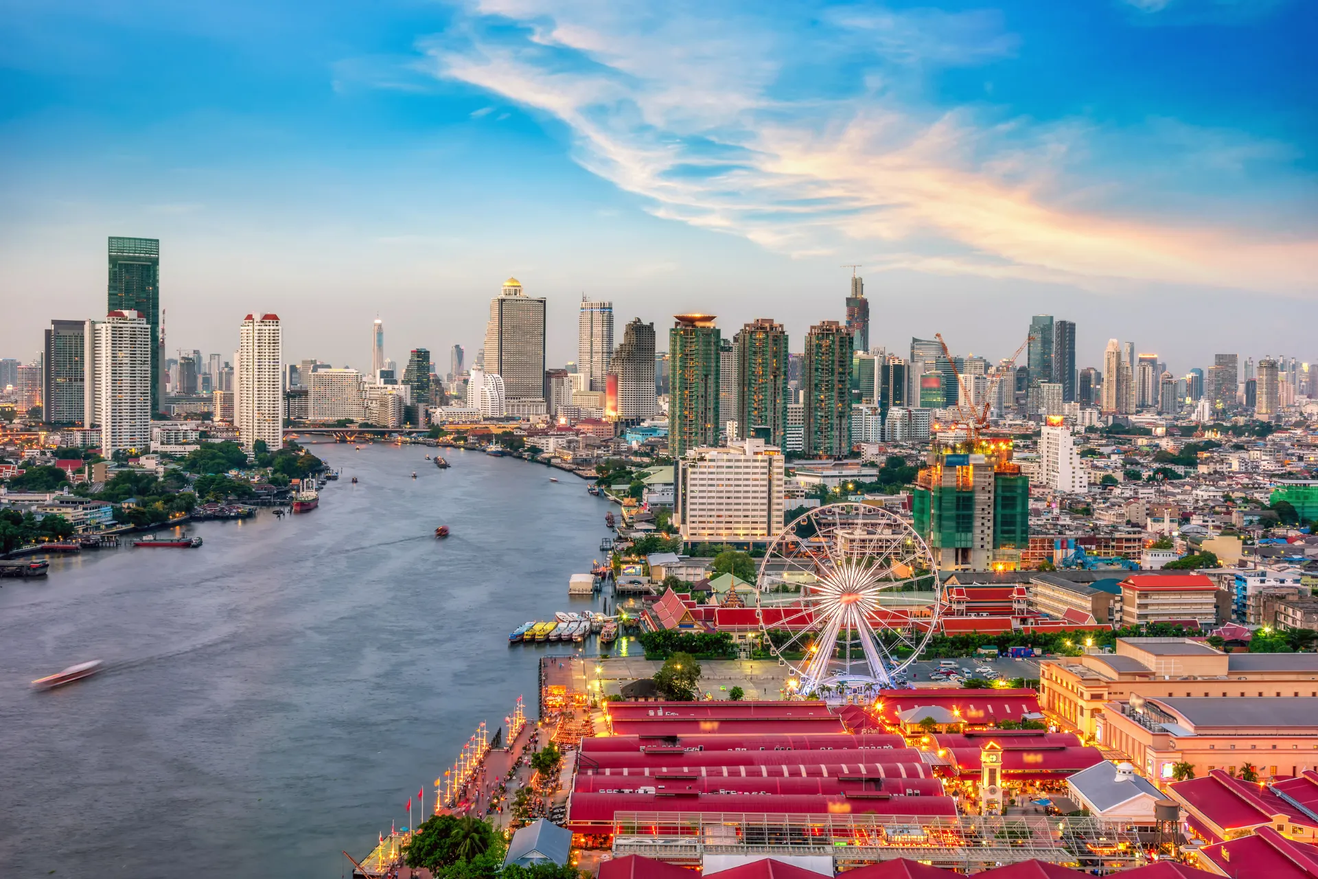 Skyline van Bangkok Thailand met traditionele daken en moderne gebouwen vanuit de lucht gezien.