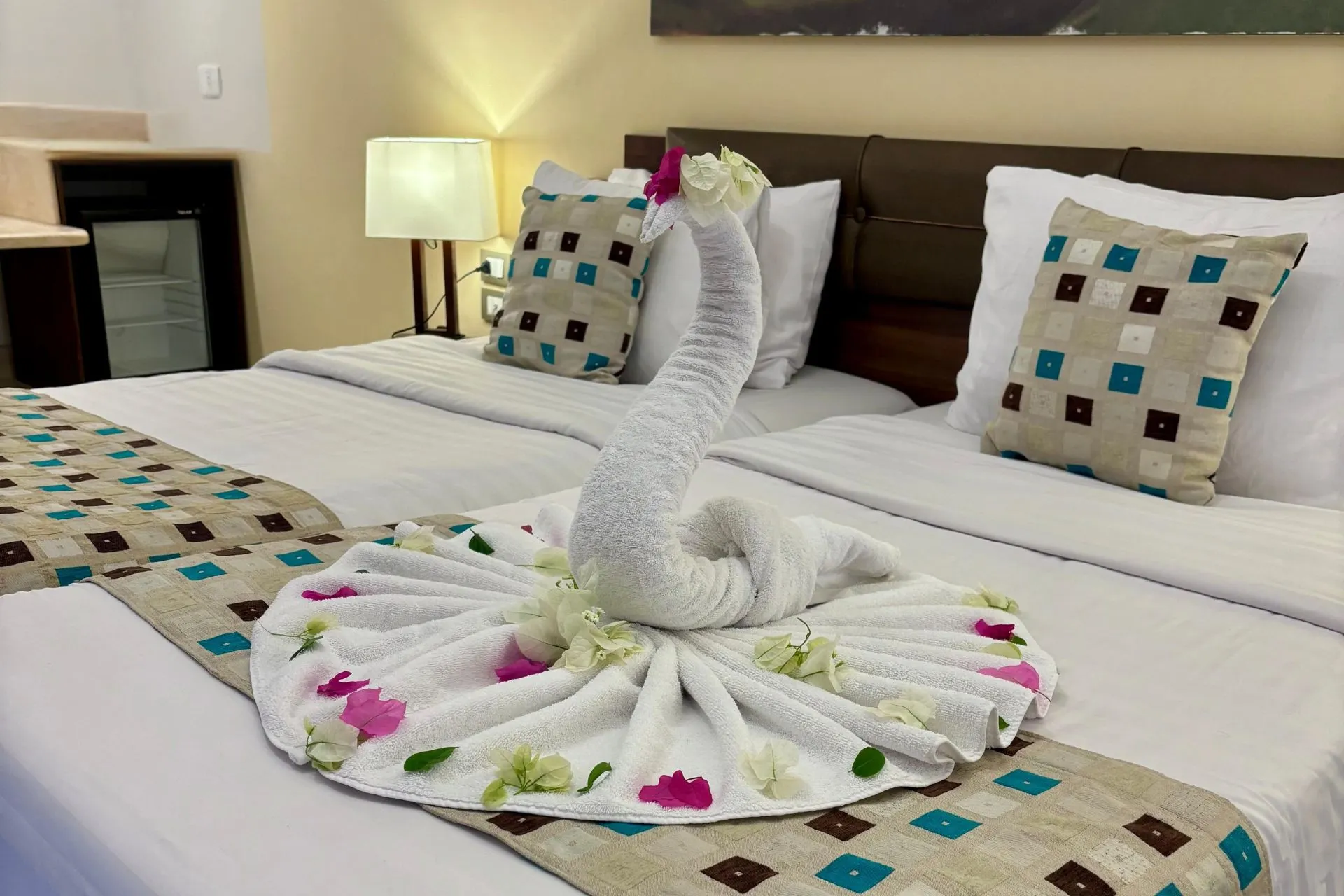 Hotelkamer in Three Corners Rihana Resort El Gouna met opgemaakt bed en handdoekdecoratie