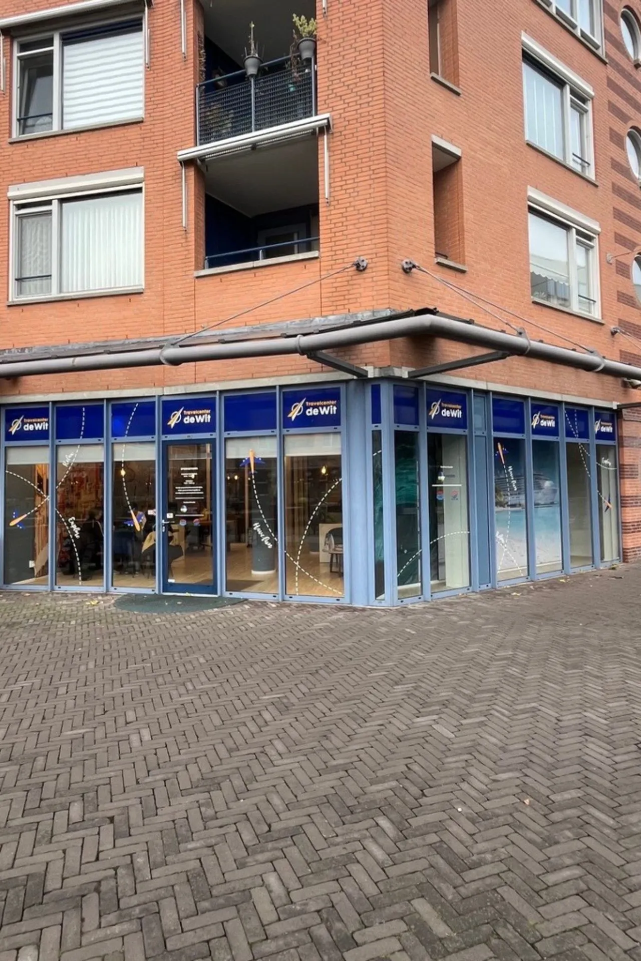 Filiaal Travelcenter de Wit Uden staand gefotografeerd op de hoek.