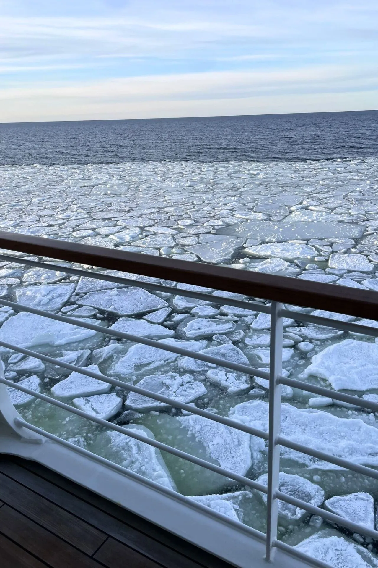 Expeditieschip van Hapag-Lloyd manoeuvreert door bevroren water en ijsblokken in Zweden