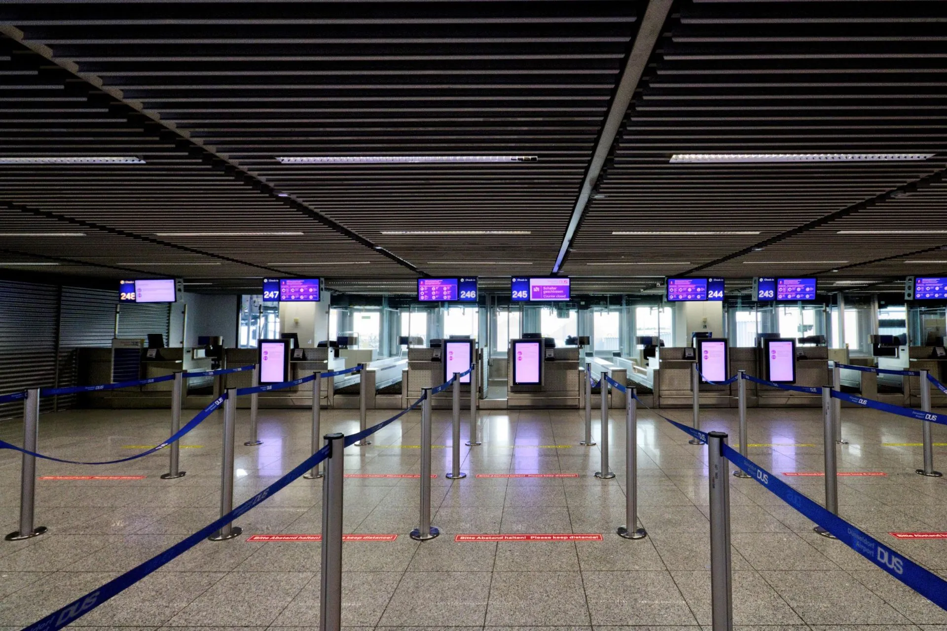 Check-in balies op Düsseldorf Airport. Vertrek vanaf Düsseldorf luchthaven begint hier. Reizigers kunnen na parkeren bij Düsseldorf vliegveld snel inchecken voor hun vlucht. Düsseldorf Airport is een populaire keuze voor Nederlandse vakantiegangers vanwege het ruime parkeeraanbod en de scherpe prijzen voor vliegen vanaf Düsseldorf.