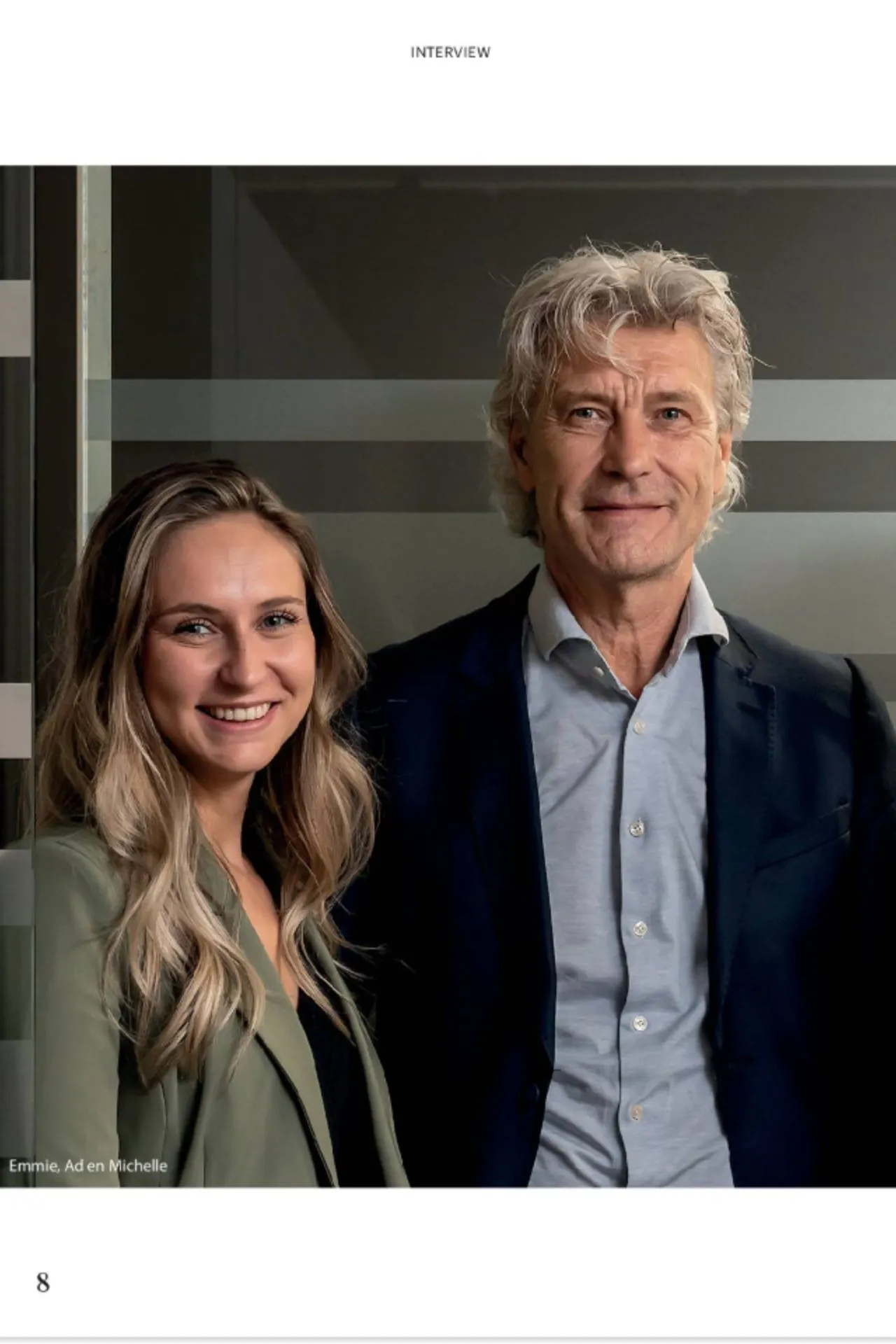 Deze foto toont een professioneel portret uit een interview in een reismagazine, waarin twee vertegenwoordigers van een familiebedrijf in de reisbranche samen poseren in een moderne kantooromgeving. De setting straalt zakelijke betrokkenheid, samenwerking en ervaring uit. De afbeelding past bij thema’s zoals familiebedrijf in de reiswereld, ondernemerschap, reisadvies, Travelcenter en passie voor reizen. Ideaal als visuele ondersteuning bij content over reizen op maat, reisorganisatie in Nederland en generaties binnen de travel industry.