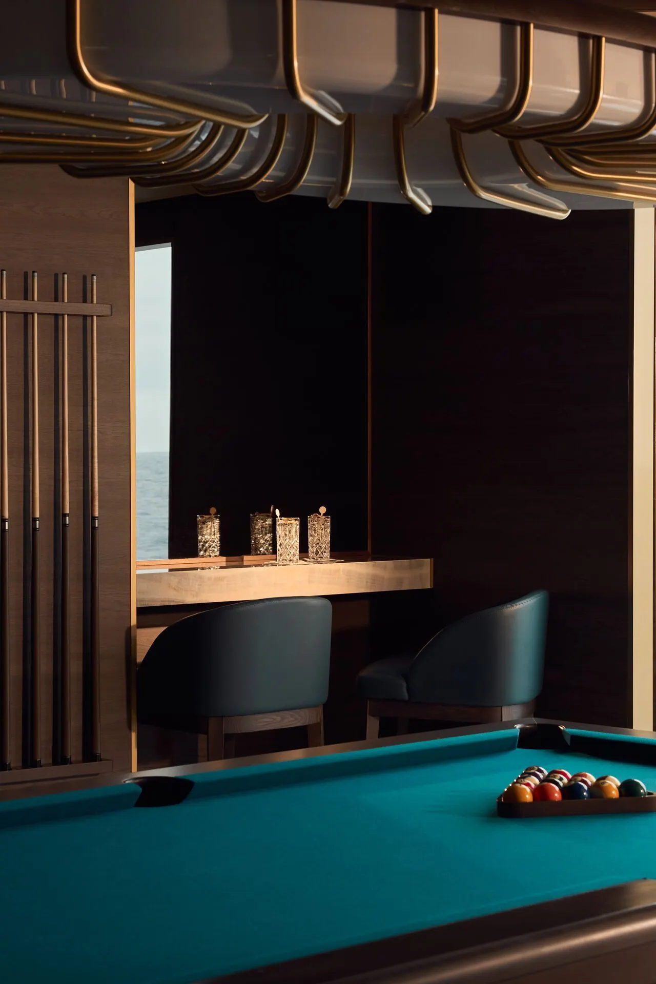 Stijlvolle ontspanningsruimte aan boord van een Explora Cruise schip, met een luxe pooltafel en moderne inrichting. Deze foto benadrukt de exclusieve faciliteiten en elegante design die Explora Journeys biedt voor een premium cruisevakantie. Geniet van entertainment op zee, hoogwaardige service en een verfijnde sfeer, ideaal voor reizigers die op zoek zijn naar luxe, comfort en unieke ervaringen tijdens een cruise naar adembenemende bestemmingen.