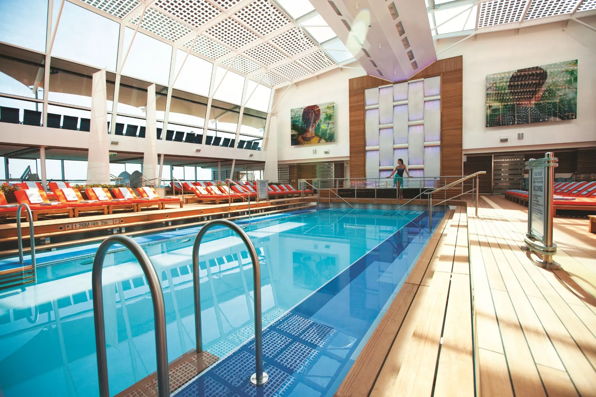 Binnenzwembad aan boord van Celebrity Cruises met strak design, wellnessfaciliteiten en luxe sfeer voor een ontspannen cruisevakantie.
