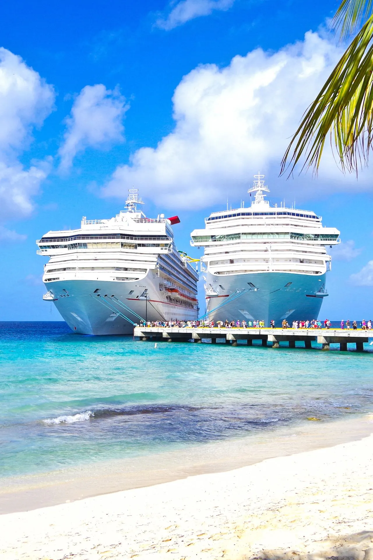 Carnival Cruise Line staat bekend om haar informele en levendige sfeer aan boord. Met een focus op plezier en entertainment biedt deze rederij een breed scala aan activiteiten en faciliteiten voor gasten van alle leeftijden. Of je nu houdt van actieve vakanties, flitsende shows, uitgebreide buffetmaaltijden, spelletjes, muziek van deze tijd of feesten tot in de vroege ochtend, bij Carnival ben je aan het juiste adres.