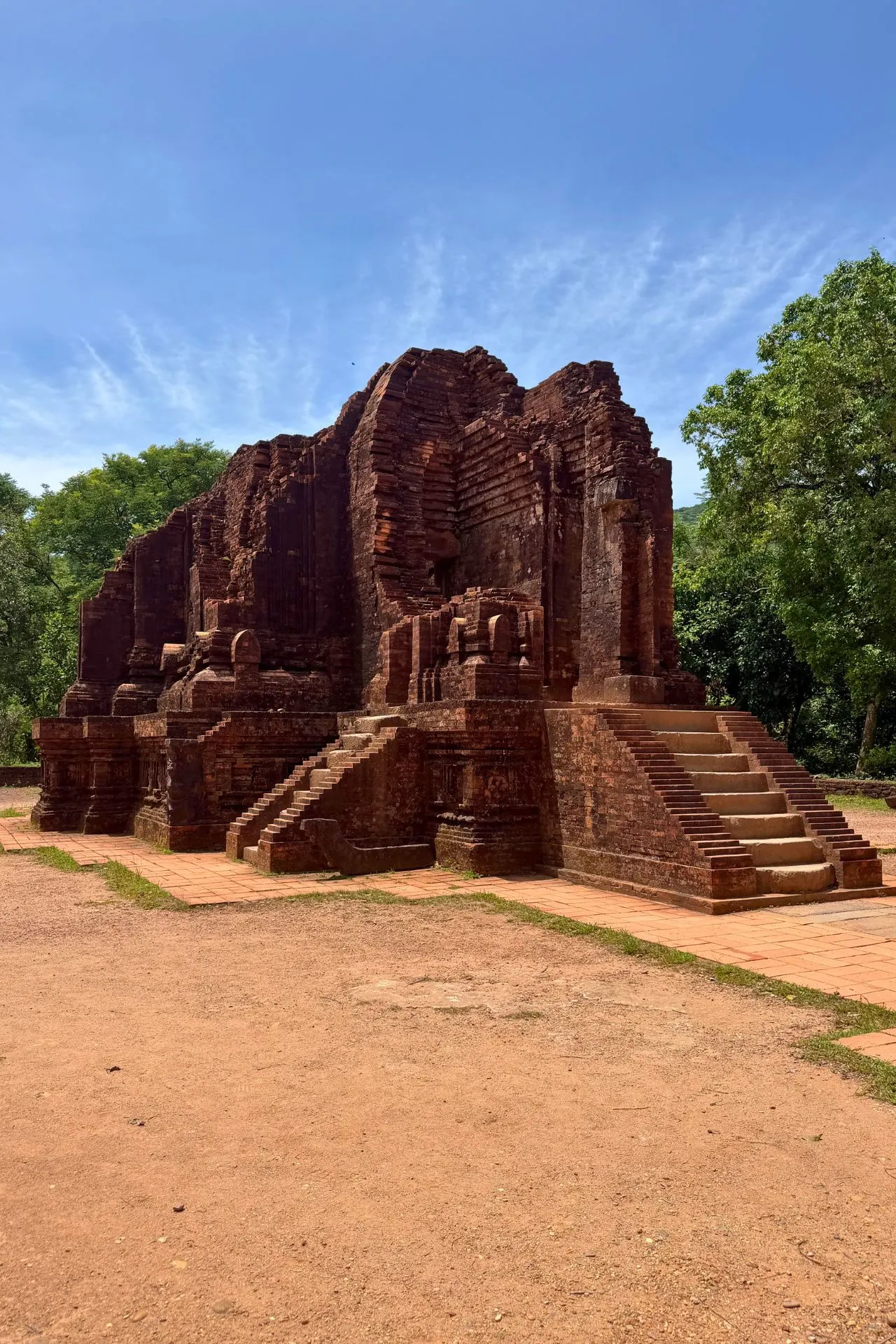 Historische tempelruïne in Mỹ Sơn Sanctuary, Vietnam, met karakteristieke Champa-architectuur en rijk versierde bakstenen details. Tussen de groene heuvels ontdek je de overblijfselen van een indrukwekkende beschaving die hier tussen de 4e en 13e eeuw floreerde.