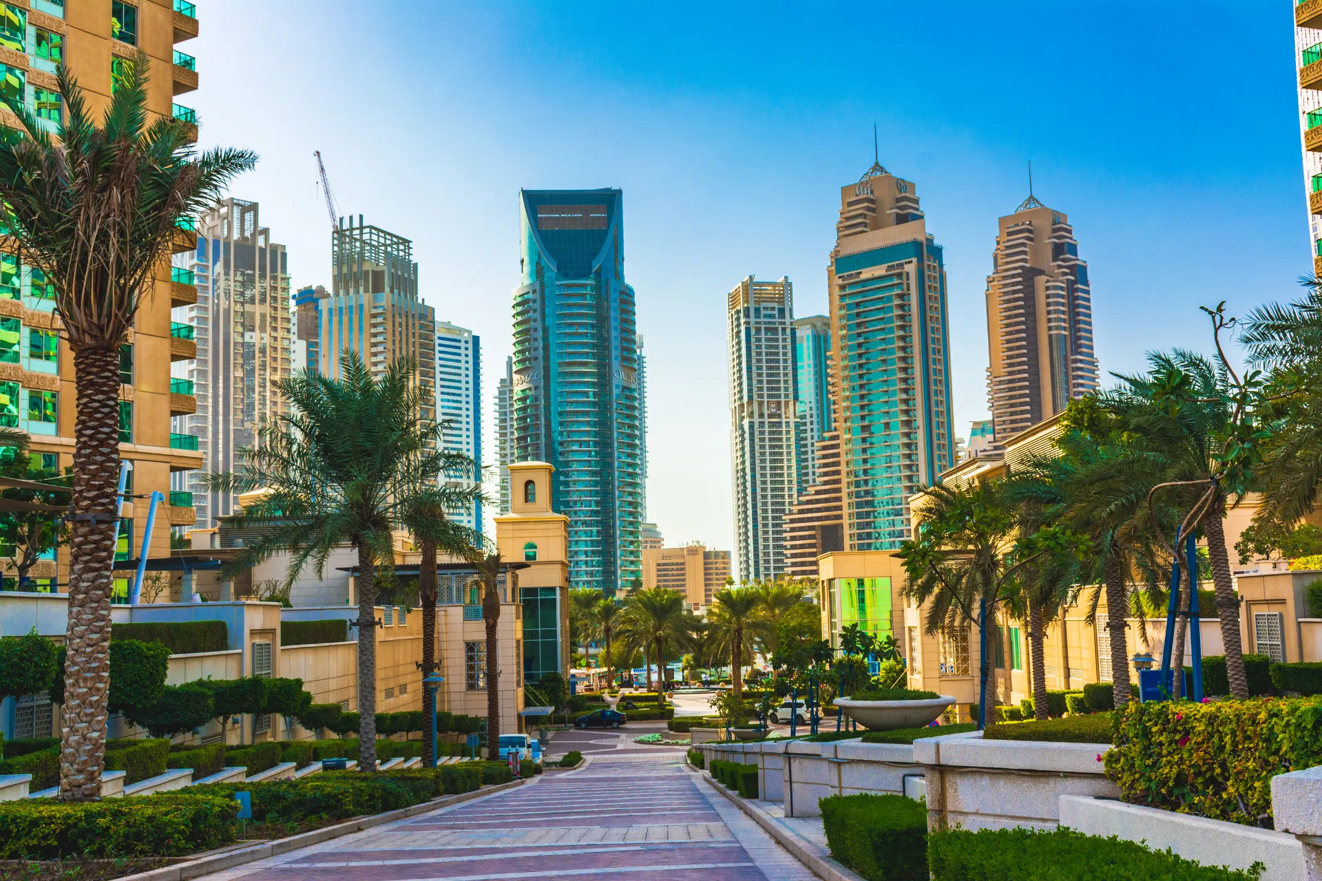 Een stedentrip Dubai is de perfecte mix van luxe, cultuur en avontuur. Deze wereldstad in de Verenigde Arabische Emiraten staat bekend om zijn indrukwekkende skyline, ultramoderne architectuur en levendige cultuur. Of je nu de top van de Burj Khalifa wilt beklimmen, wilt shoppen in de grootste malls ter wereld of ontspannen op de witte zandstranden, Dubai heeft het allemaal. De stad biedt een scala aan activiteiten voor elk type reiziger, van luxe resortvakanties tot avontuurlijke woestijnsafari's.