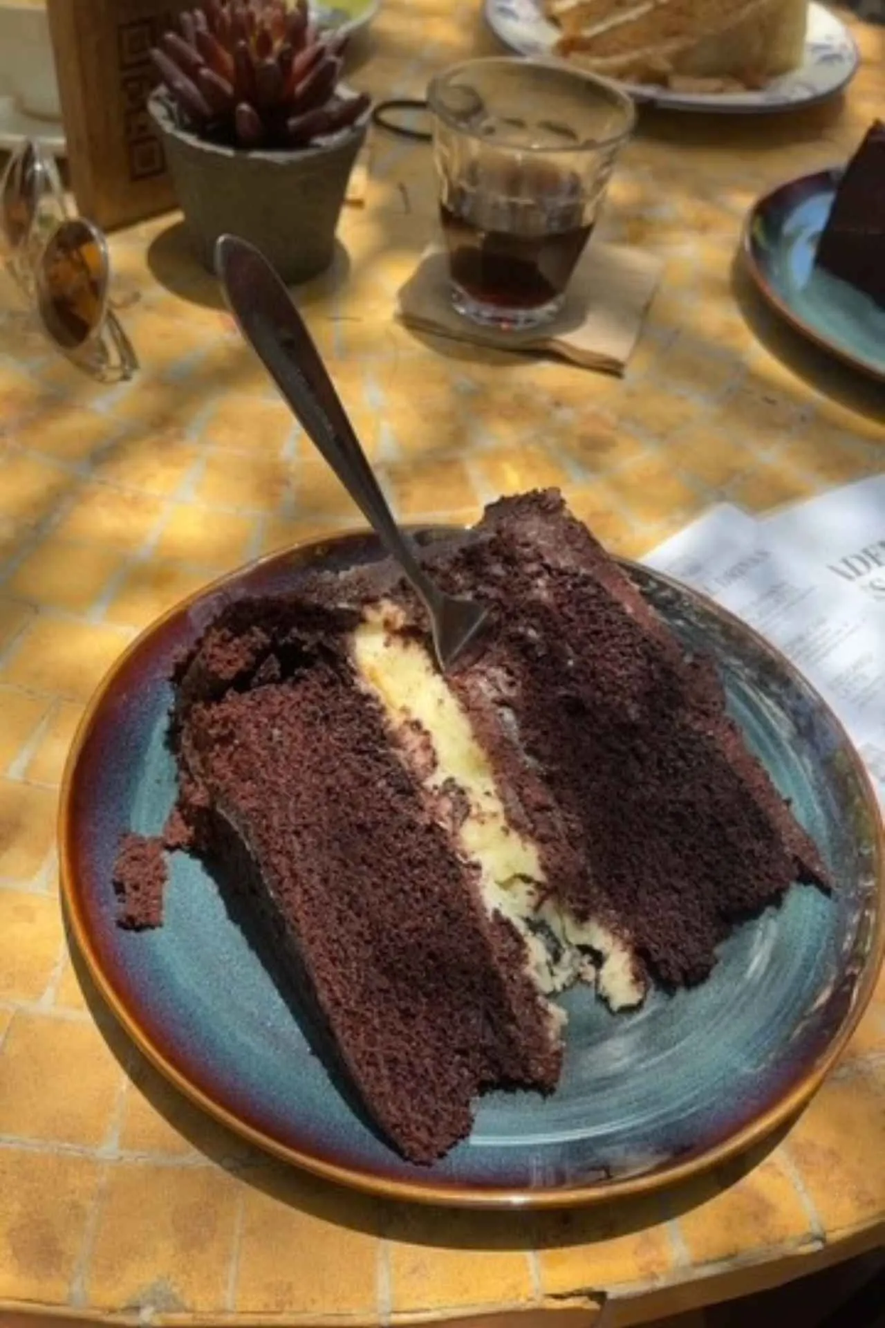 Heerlijke chocoladetaart met romige vulling bij Number Ten, een populaire lunchplek op Curaçao.