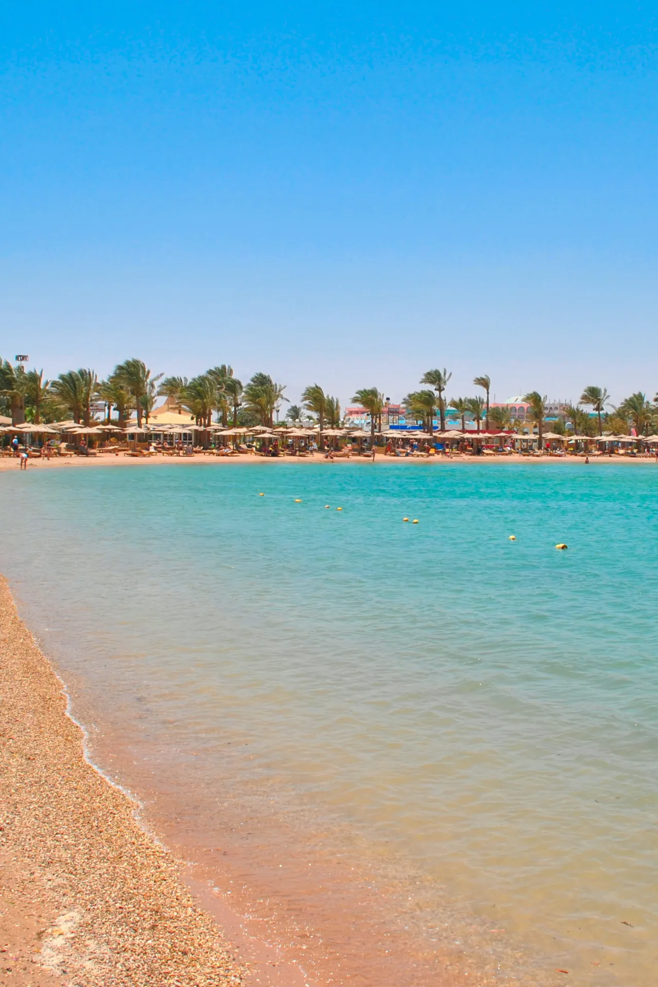 Het strand van Playa Dorada in de Dominicaanse Republiek met helderblauw water en gouden zand.