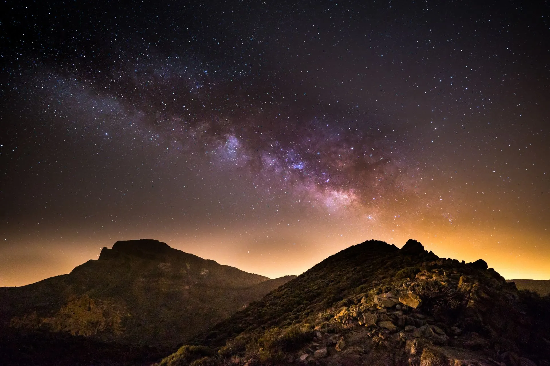 Melkweg zichtbaar boven Nationaal Park El Teide op Tenerife tijdens een sterrenexcursie.