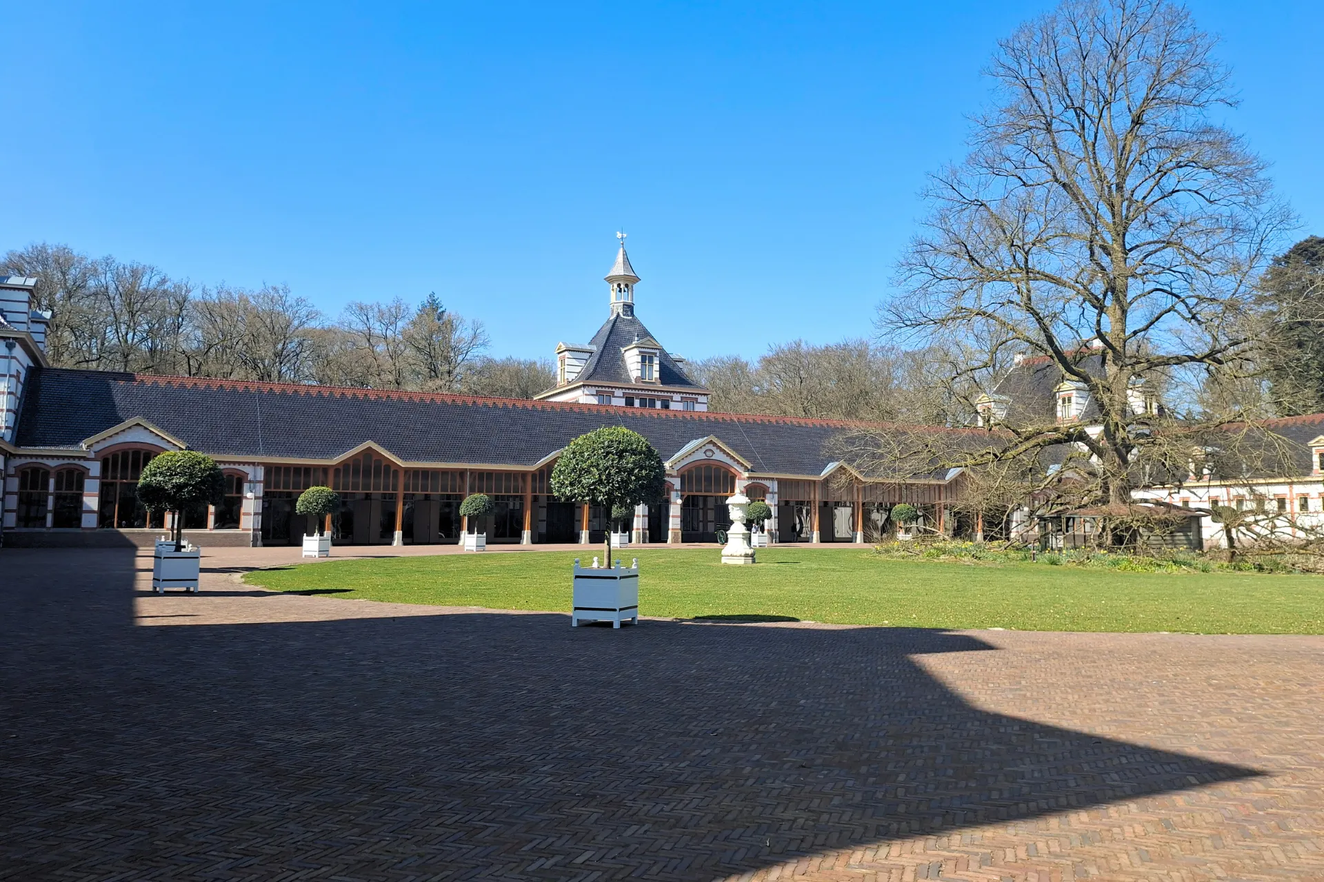 De stallen van Paleis Het Loo met klassieke architectuur en authentieke details.