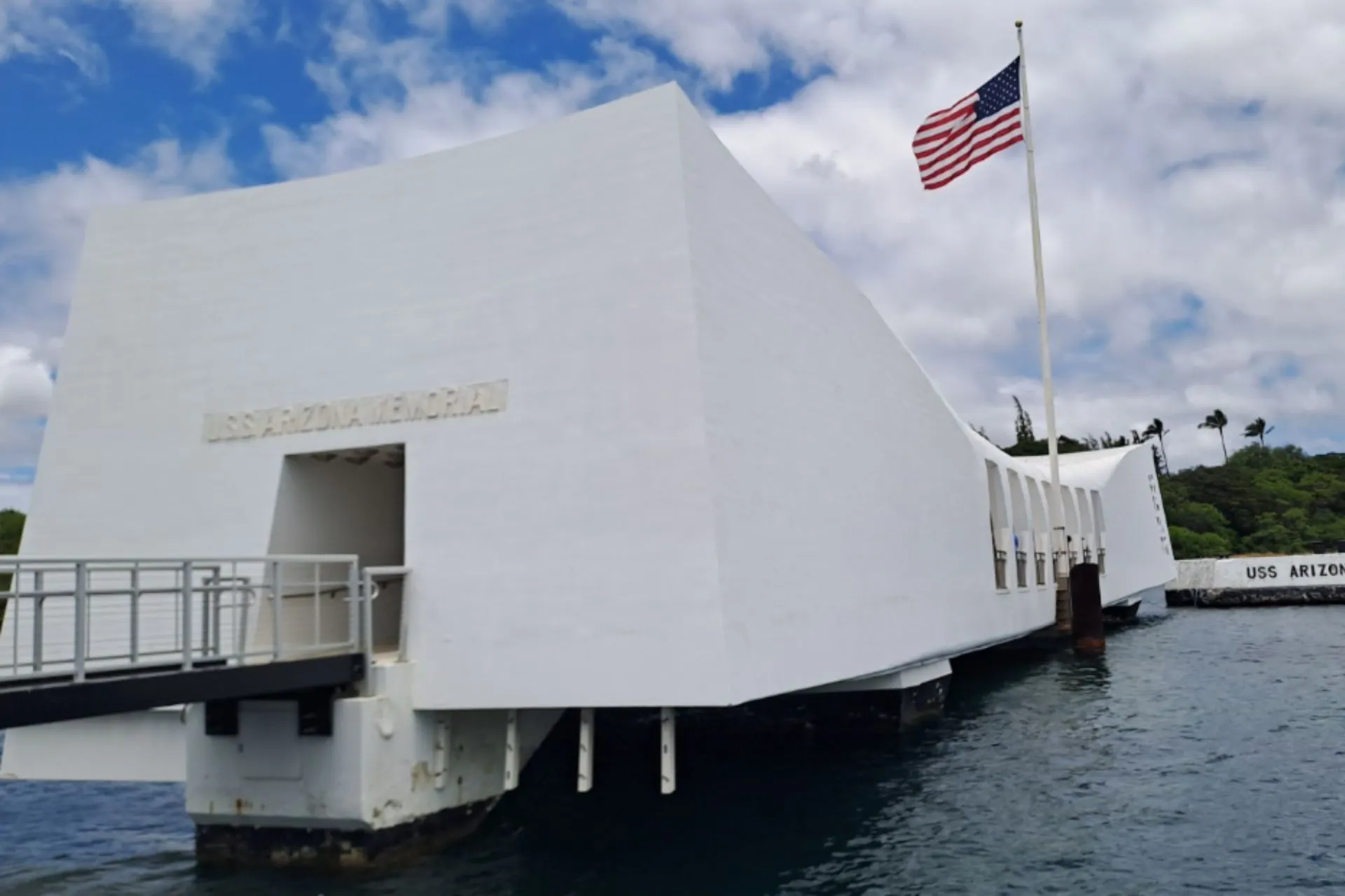 Witte USS Arizona Memorial in Pearl Harbor, Oahu, met de Amerikaanse vlag in de wind