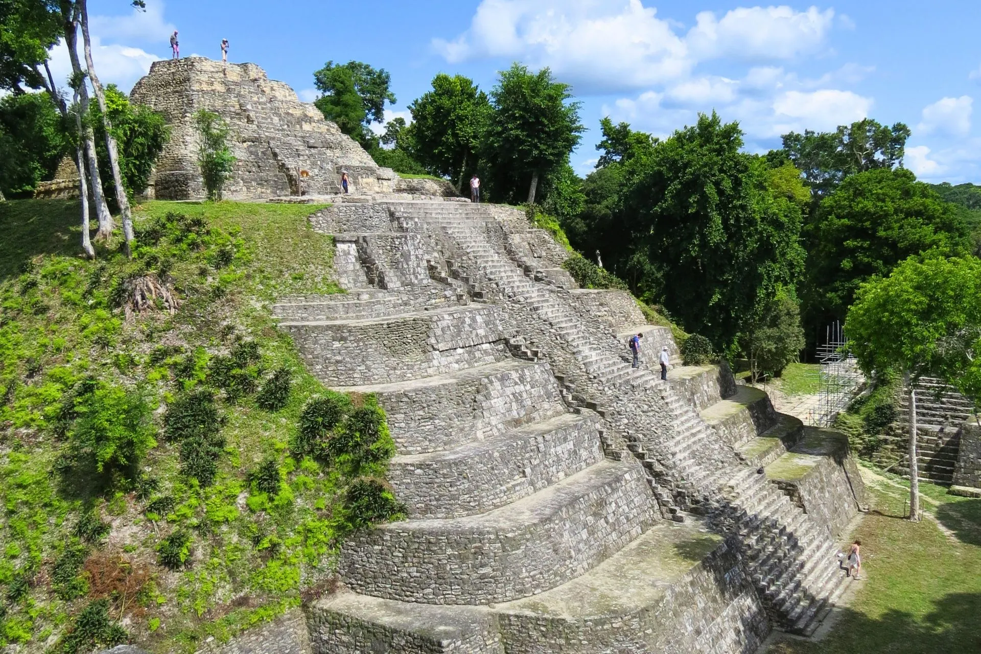 Getrapte Maya‑piramide in Yaxha, omringd door jungle en met uitzicht over de archeologische site in Guatemala.