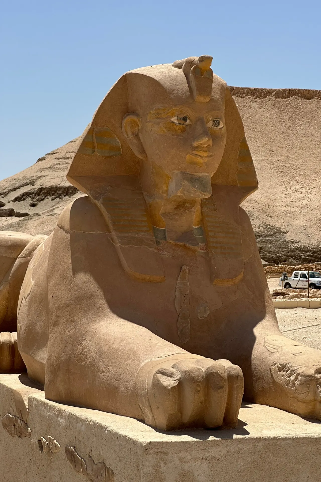 Groot stenen beeld van een farao met sfinx voor de piramides in Egypte.
