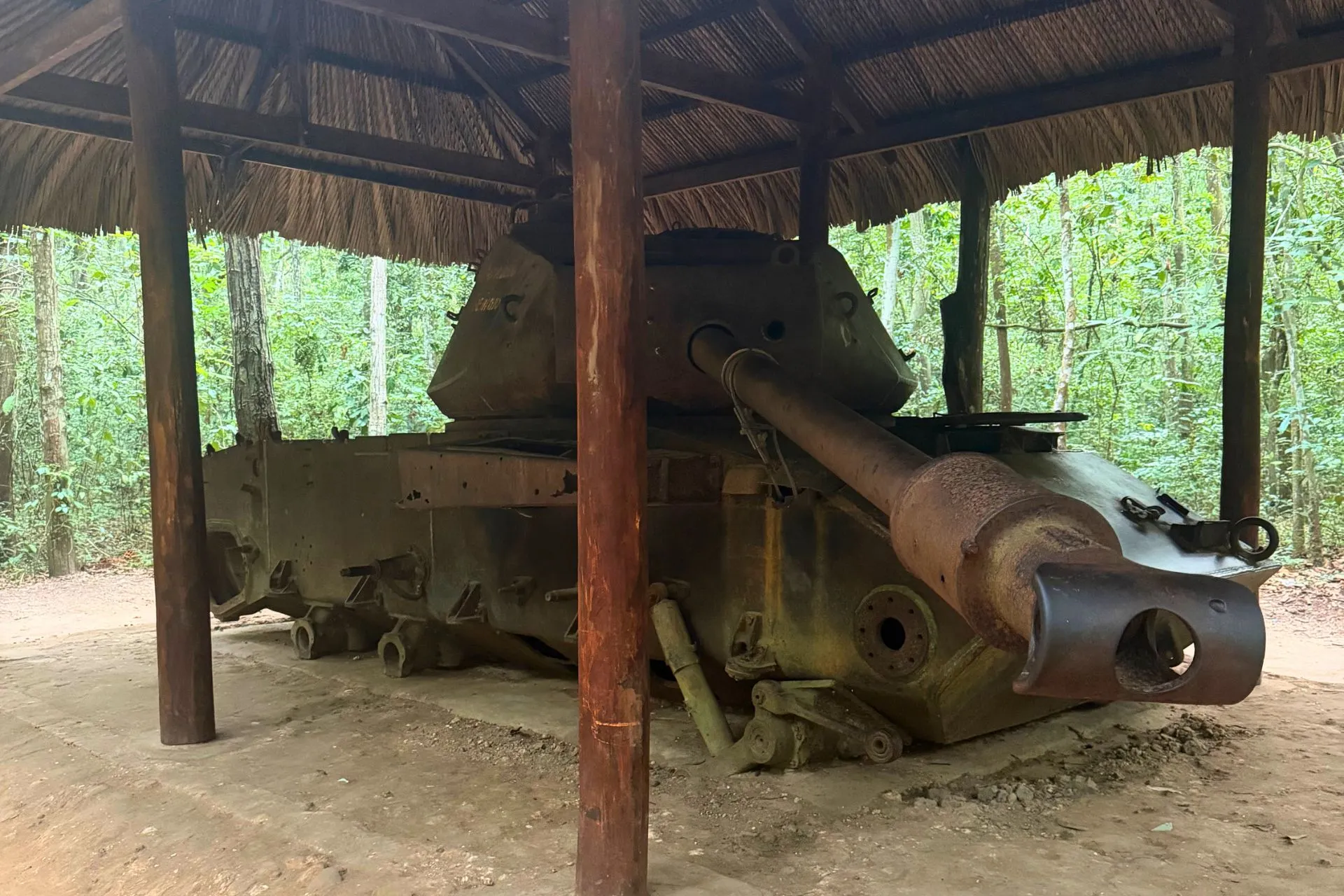 Historische tank tentoongesteld bij de Củ Chi Tunnels in Vietnam, een van de belangrijkste locaties uit de Vietnamoorlog. Tussen de bossen en het uitgebreide tunnelsysteem leren bezoekers meer over de militaire geschiedenis, strategieën en het dagelijks leven tijdens deze periode.