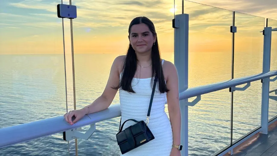 Reisadviseur Lynn op het dek met zonsondergang, klaar voor de White Night Party. De White Night Party op de Mein Schiff Flow brengt honderden gasten samen voor een avond vol muziek, dans en entertainment onder de sterrenhemel. Op het centrale dek zorgen live-optredens, lichtshows en een feestelijke sfeer voor een van de hoogtepunten van de cruise. Deze populaire thema-avond laat zien hoe gezellig het leven aan boord kan zijn.