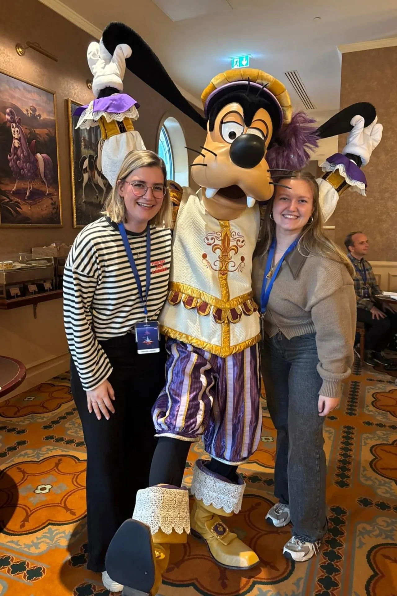 Ontmoeting met Disney-figuur Goofy in exclusieve kostuumstijl in het Disneyland Hotel, Disneyland Parijs. Deze unieke ervaring biedt gasten de kans om Disney-personages van dichtbij te ontmoeten in een luxe omgeving, inclusief fotomomenten en magische interacties.